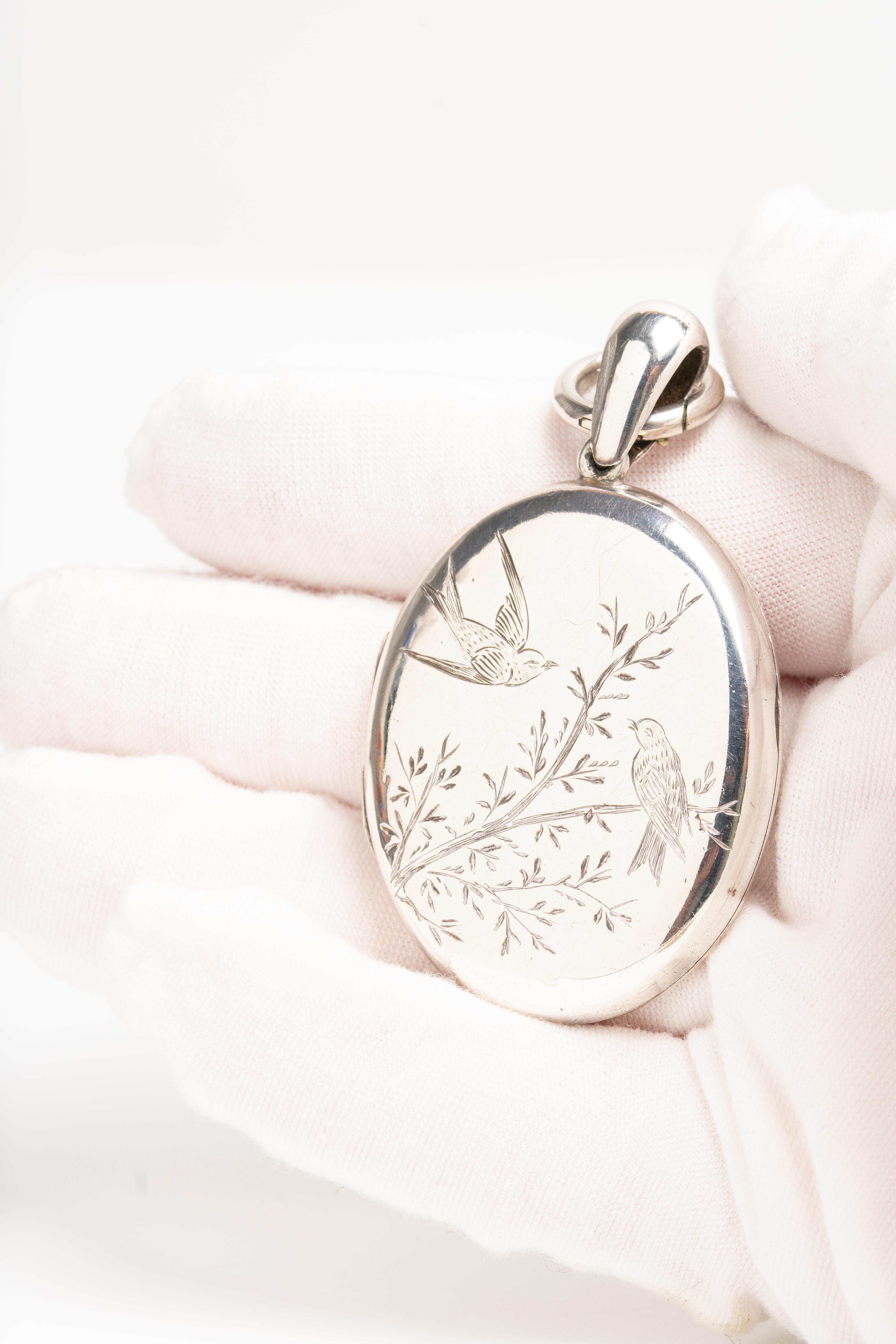 Viktorianische Aesthetic Movement Silber Medaillon mit einem Paar von Schwalben 1