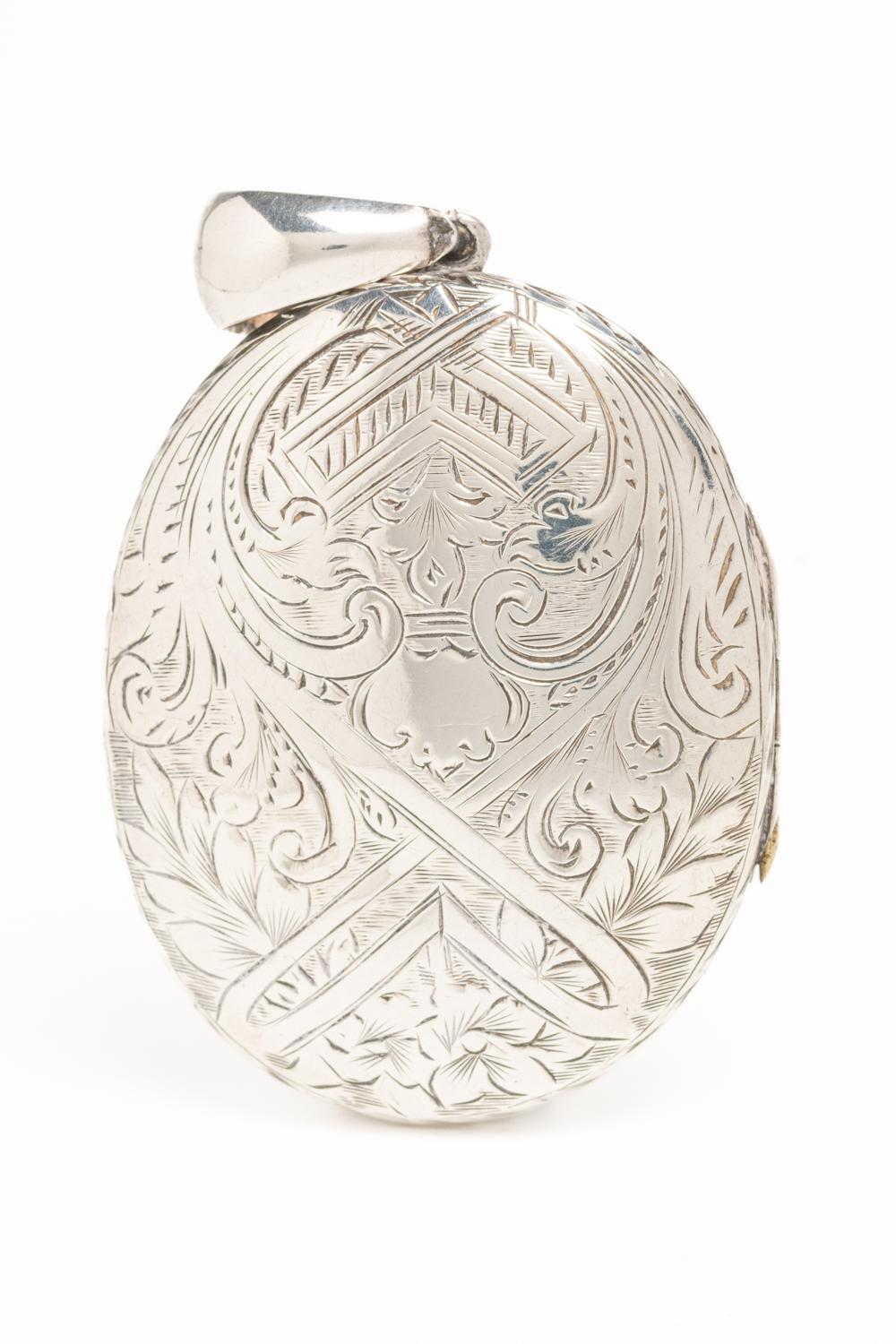 Victorian Aesthetic Movement Sterling Silver Floral Locket In Good Condition For Sale In Portland, GB