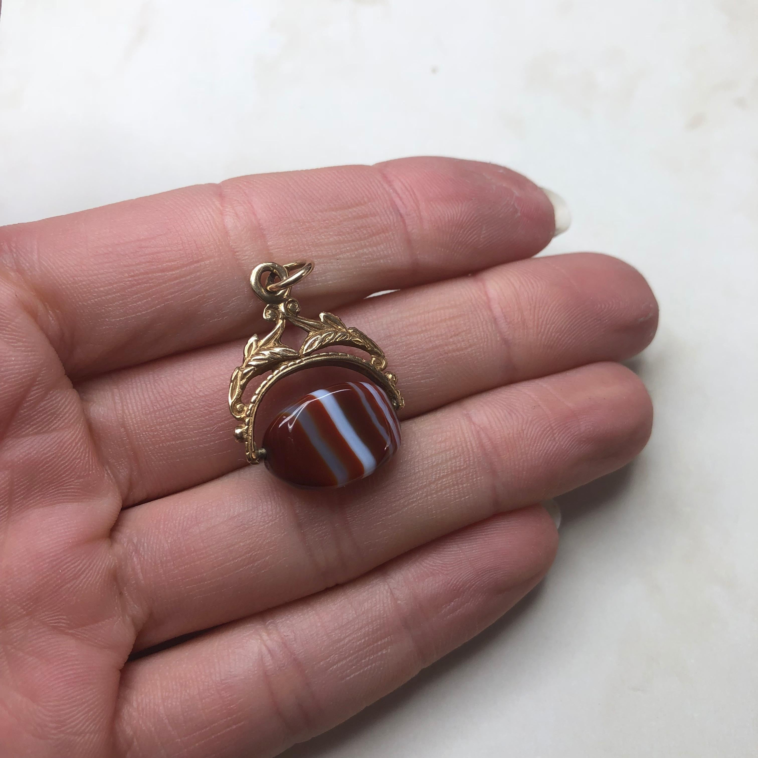 Victorian Agate and 9 Carat Gold Swivel Fob im Zustand „Gut“ in Chipping Campden, GB