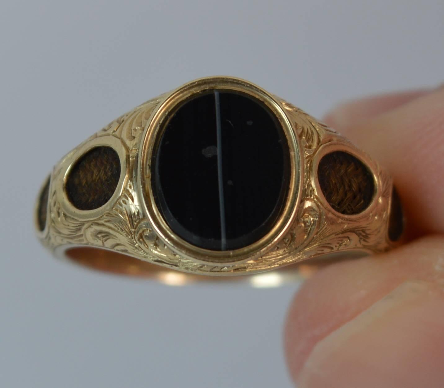 Victorian Agate and Braided Hair 9 Carat Gold Mourning Signet Ring In Good Condition In St Helens, GB