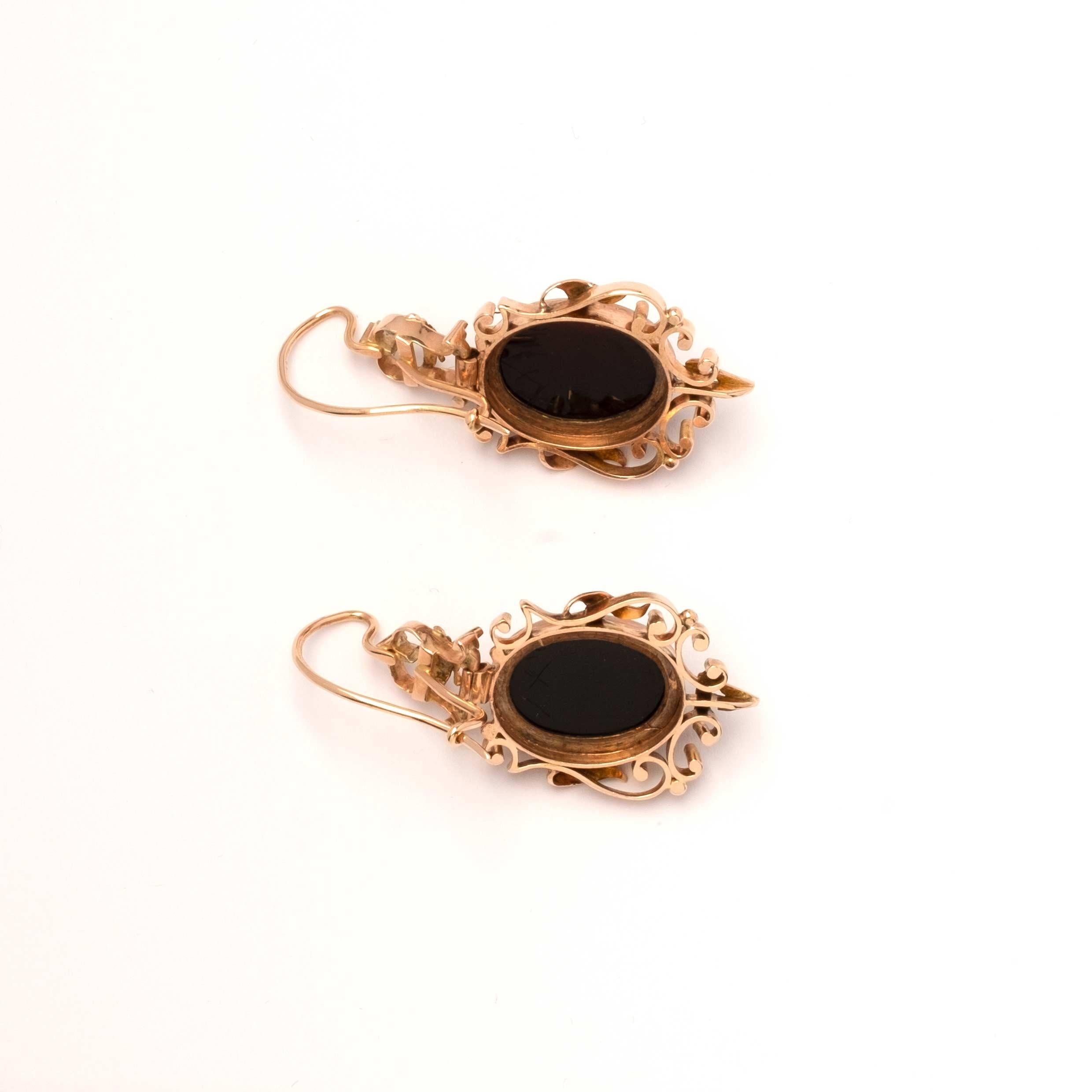 Orecchini di epoca vittoriana, con cammeo su agata bicolore, montati in oro rosa 9ct. Con ganci a cerniera e cassaforte.

Misure: 3,6 cm di lunghezza x 1,8 cm di larghezza
