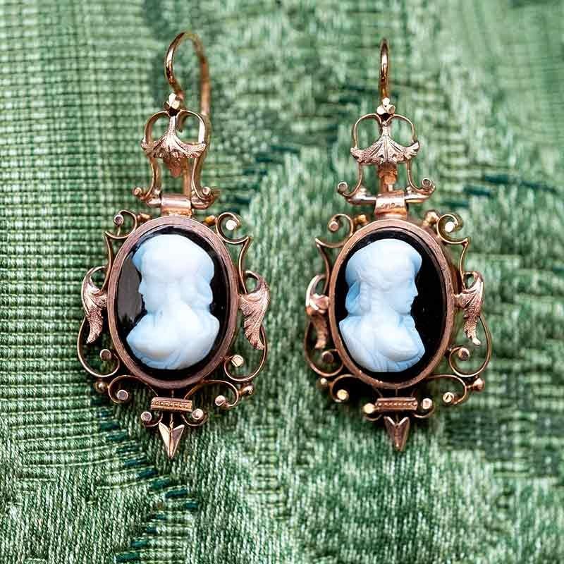 Taglio ovale Orecchini vittoriani in agata con cammeo in vendita