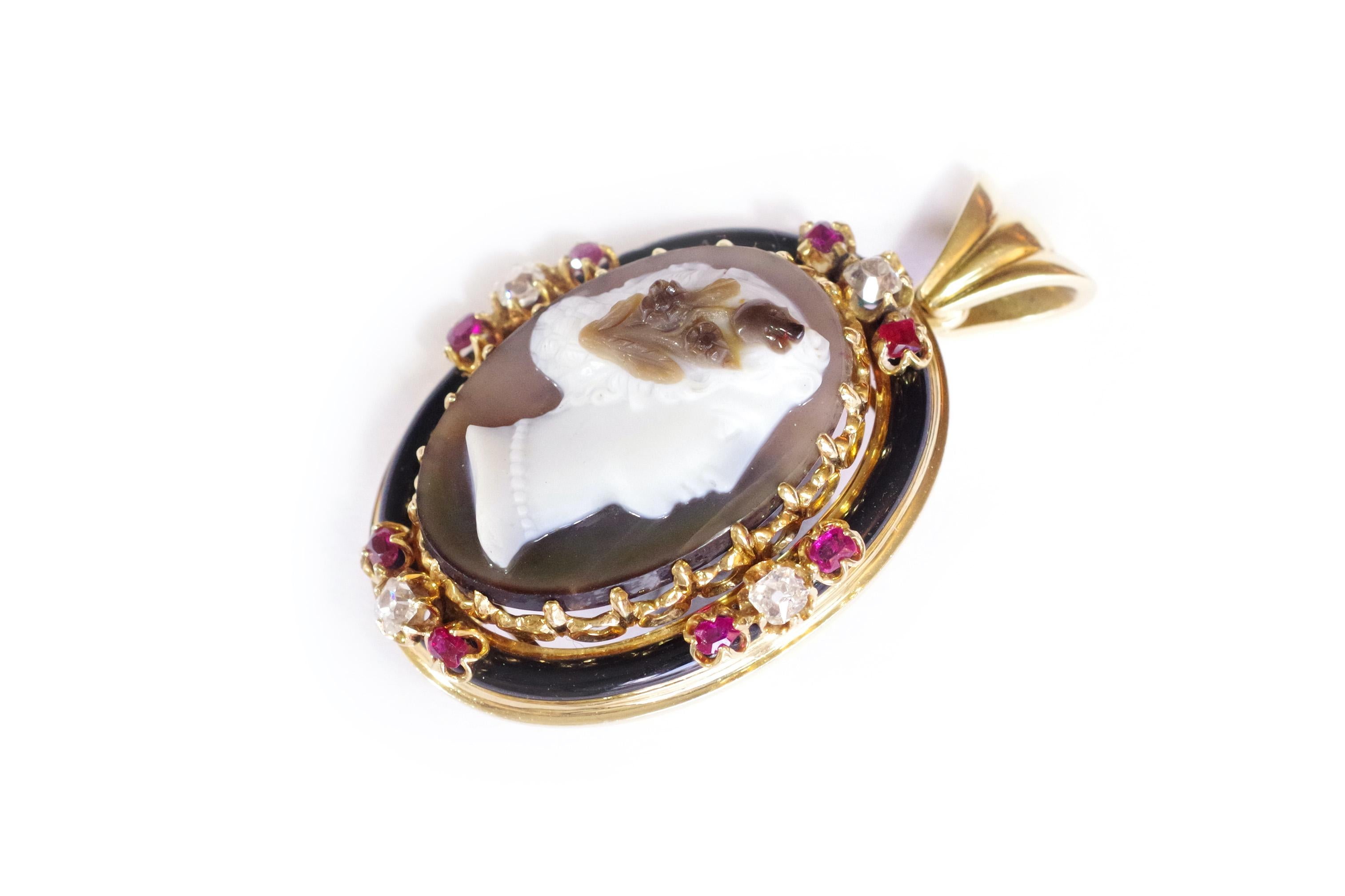 Victorian agate cameo pendant in yellow gold 18 karats decorated with the profile of the goddess Flora, wearing flowers in her hair. The agate has three layers: gray for the background, white for the profile, brown for the flowers in the hair. The