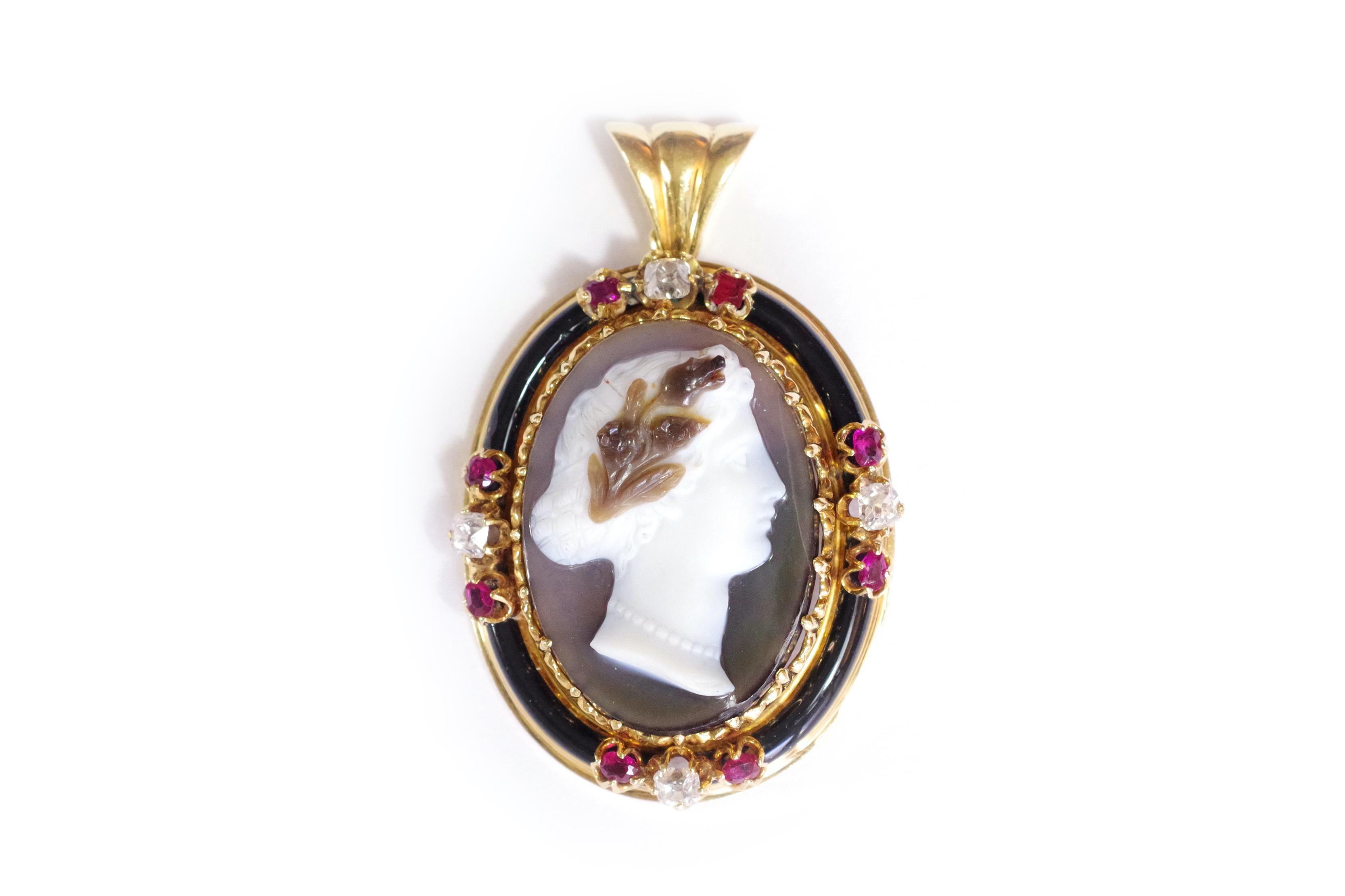 Mixed Cut Victorian agate cameo pendant in 18k gold For Sale