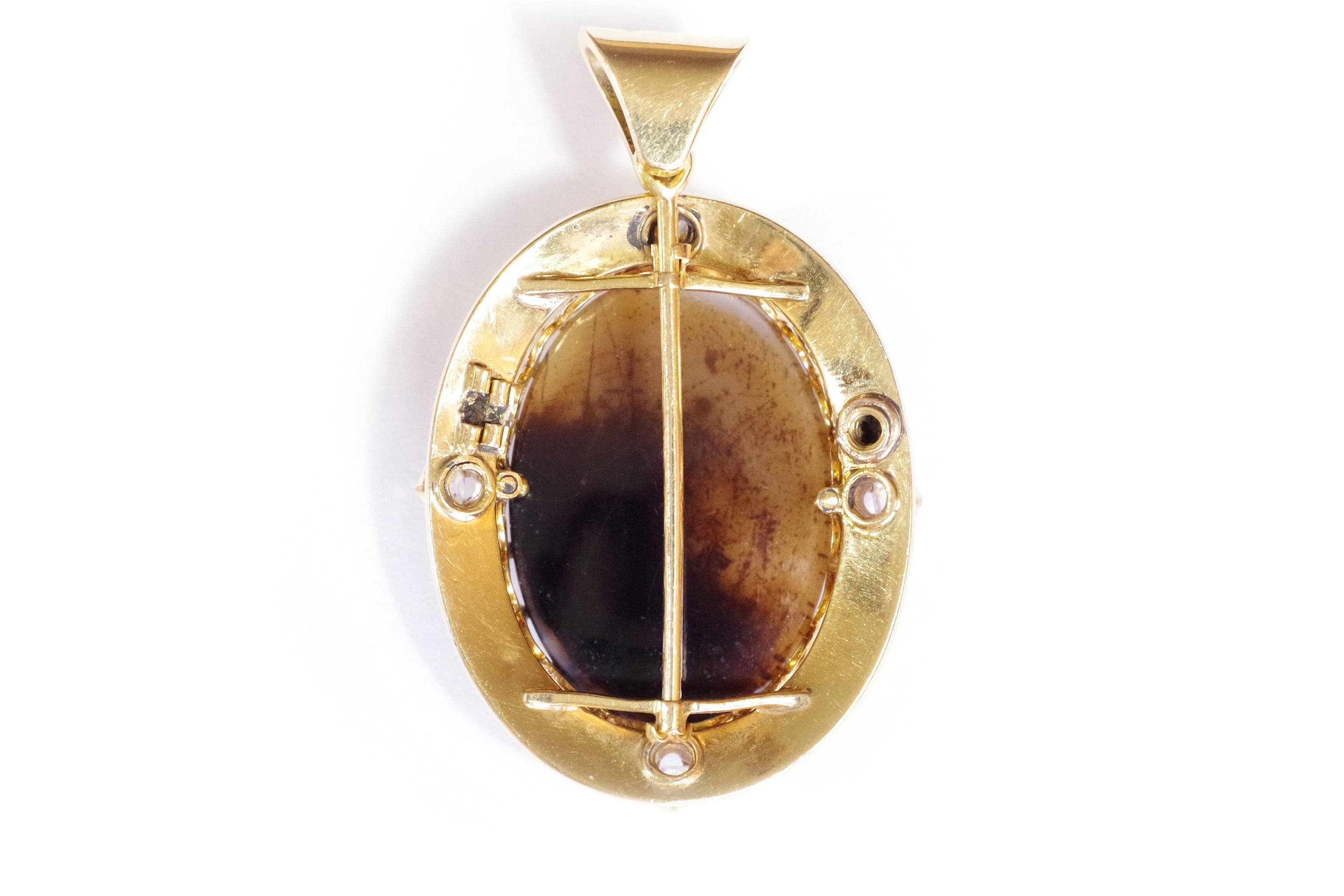 Victorian agate cameo pendant in 18k gold In Fair Condition For Sale In PARIS, FR