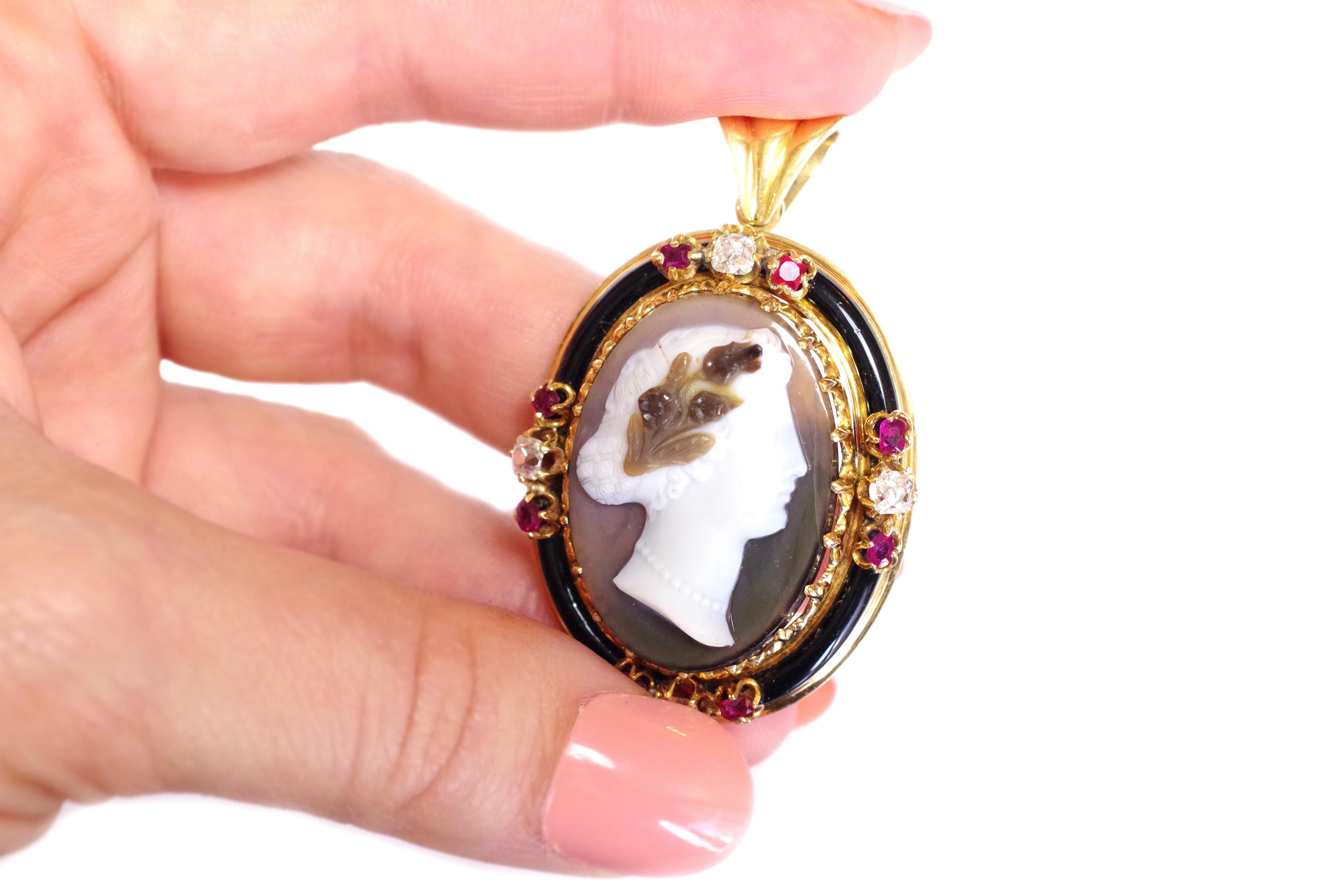 Women's or Men's Victorian agate cameo pendant in 18k gold For Sale