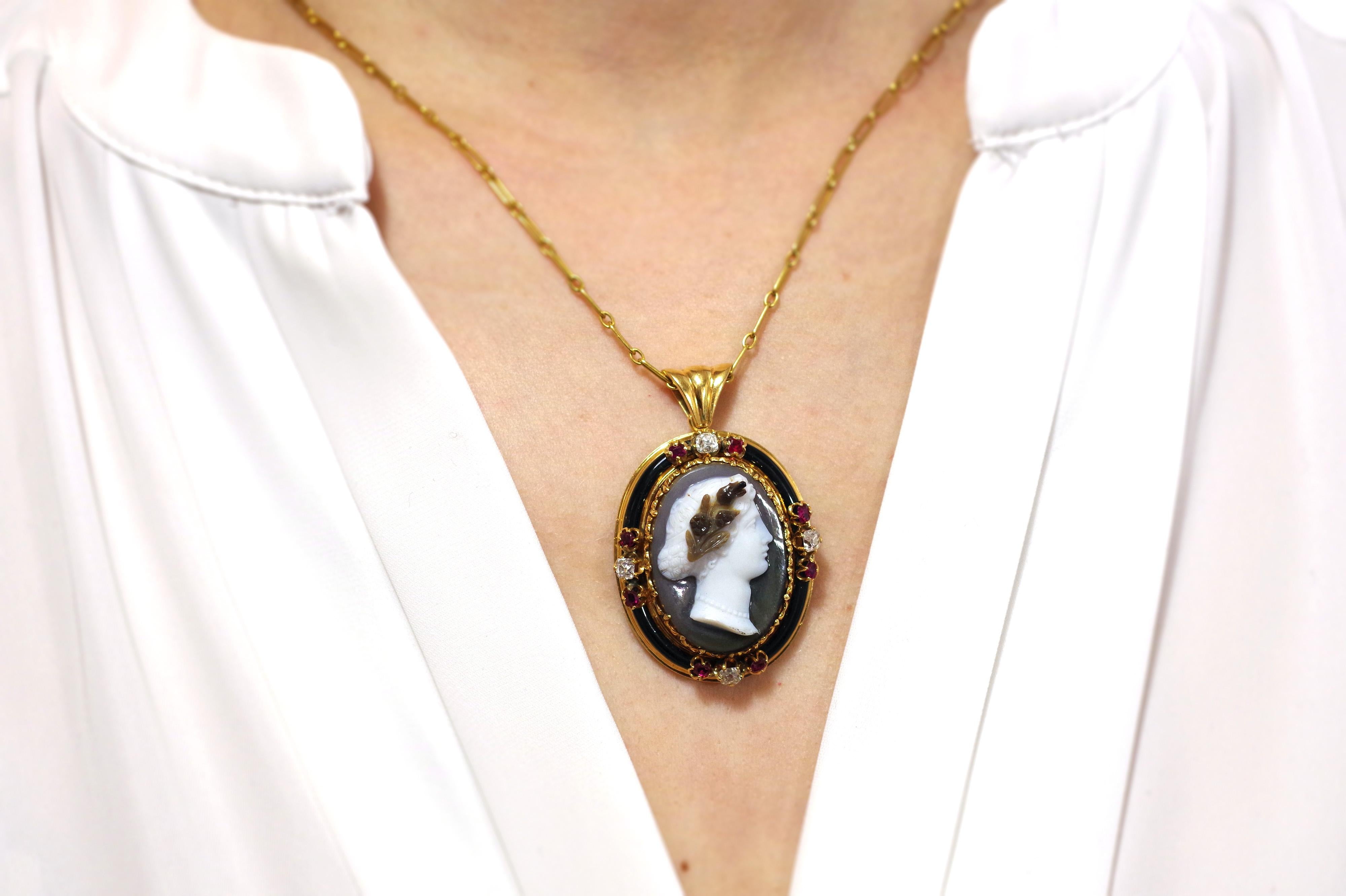 Victorian agate cameo pendant in 18k gold For Sale 1