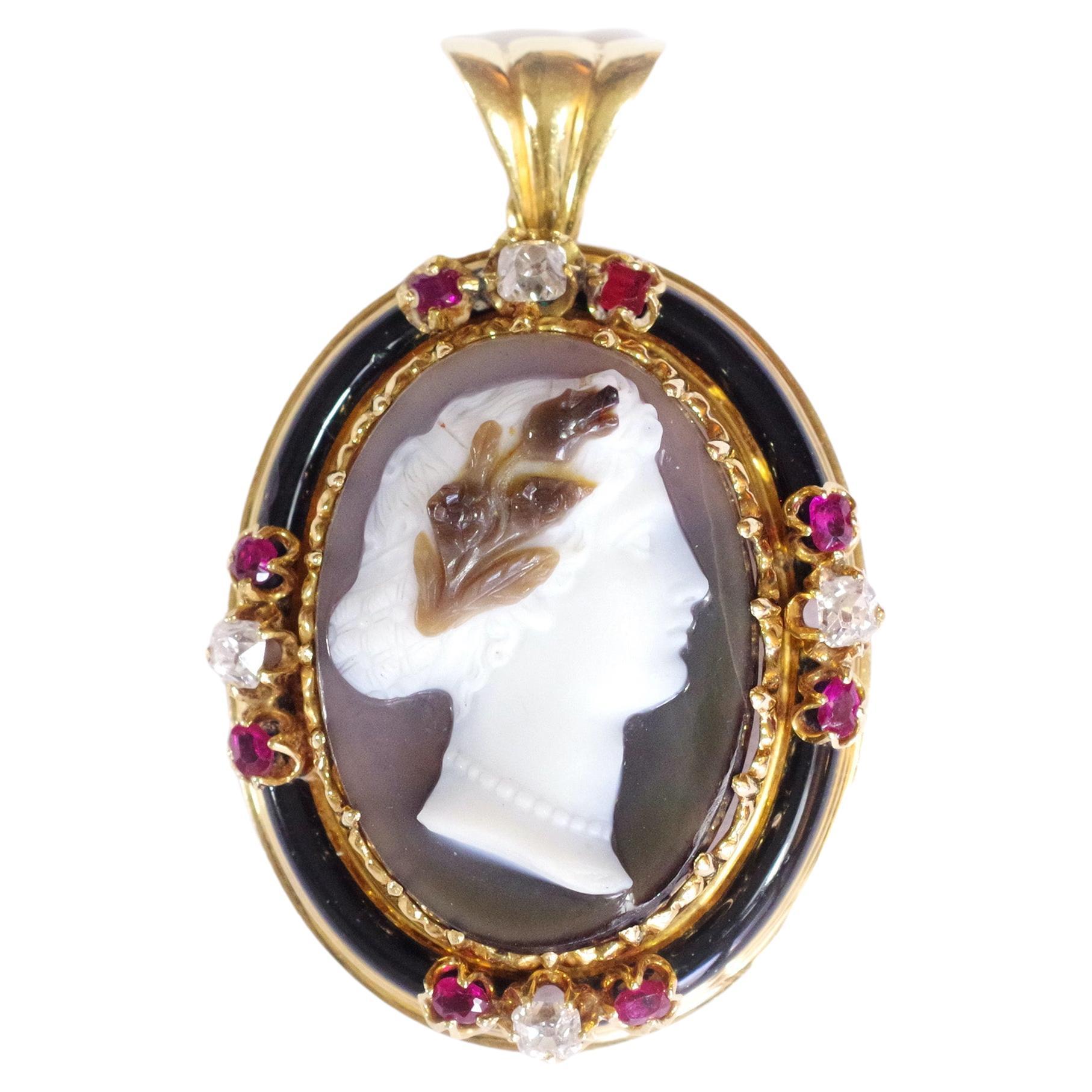 Victorian agate cameo pendant in 18k gold For Sale