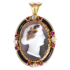 Victorian agate cameo pendant in 18k gold