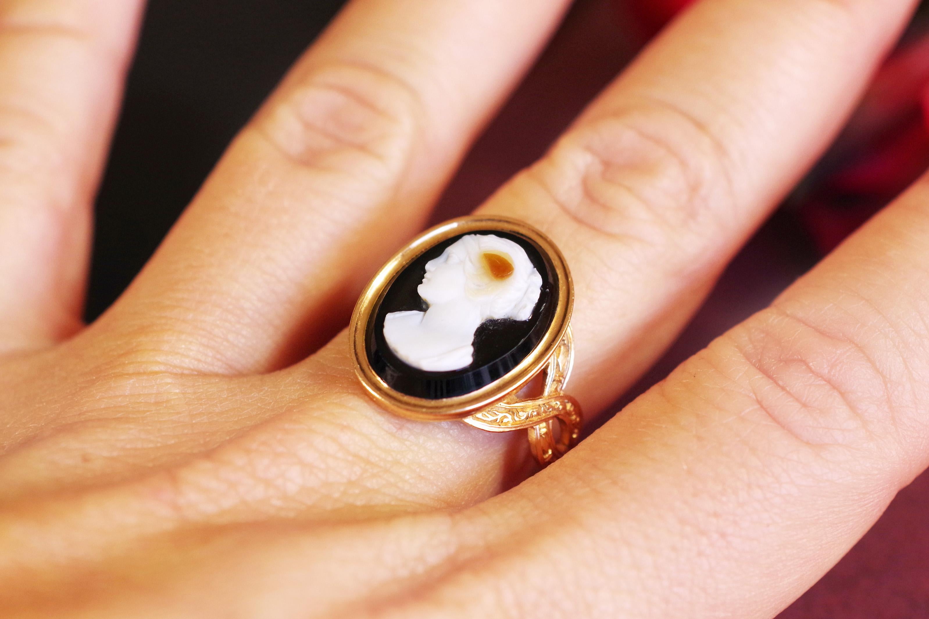 Victorian Agate Cameo Ring in 18 Karat Pink Gold In Fair Condition For Sale In PARIS, FR