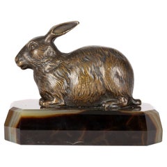 Poids de bureau sculptural victorien en bronze avec lapin mont sur agate