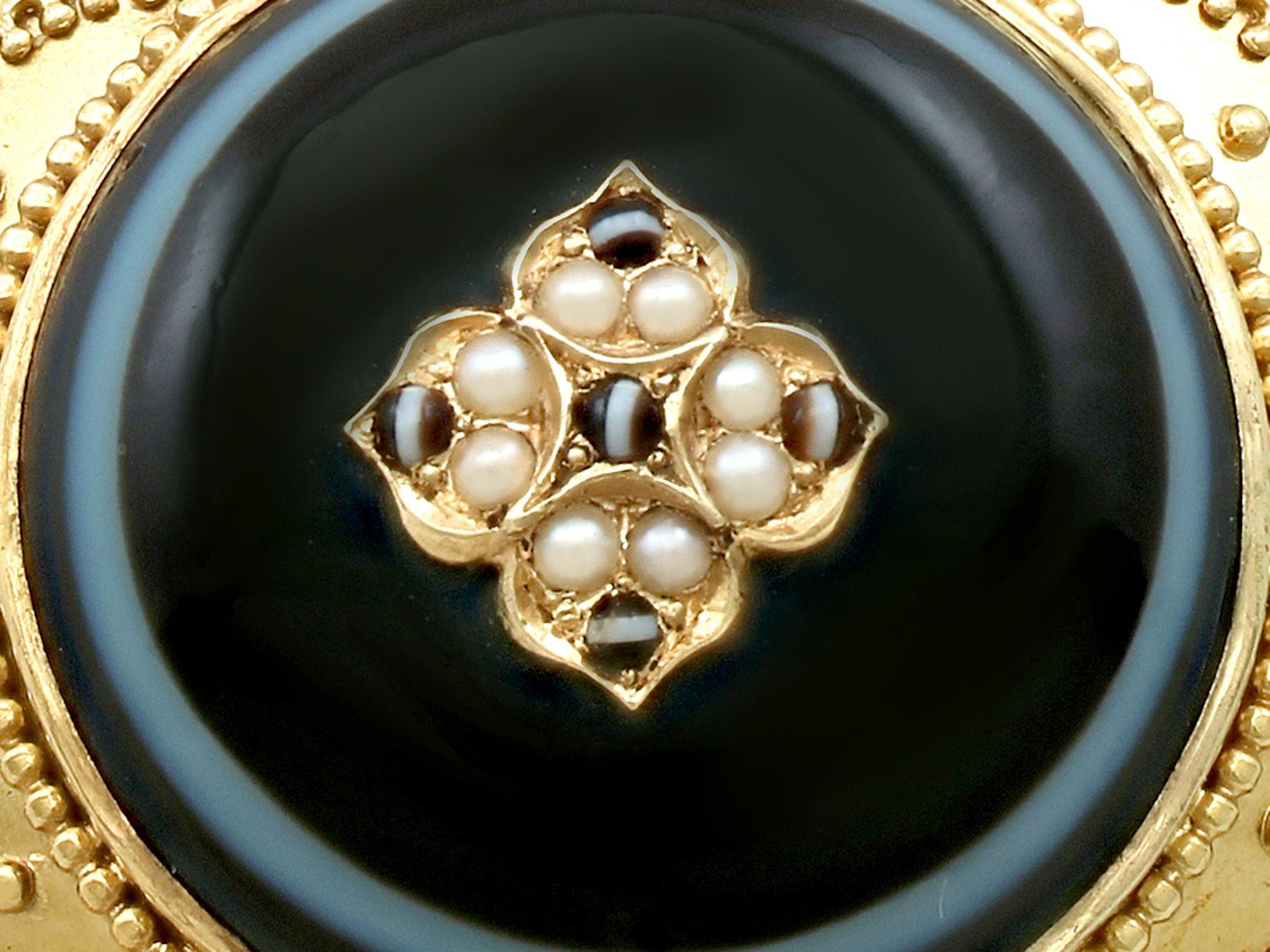 Une exceptionnelle, fine et impressionnante broche victorienne ancienne en agate et perles de rocaille, en or jaune 18 carats de style médaillon ; fait partie de nos collections de bijoux anciens et de bijoux de succession.

Cette exceptionnelle,