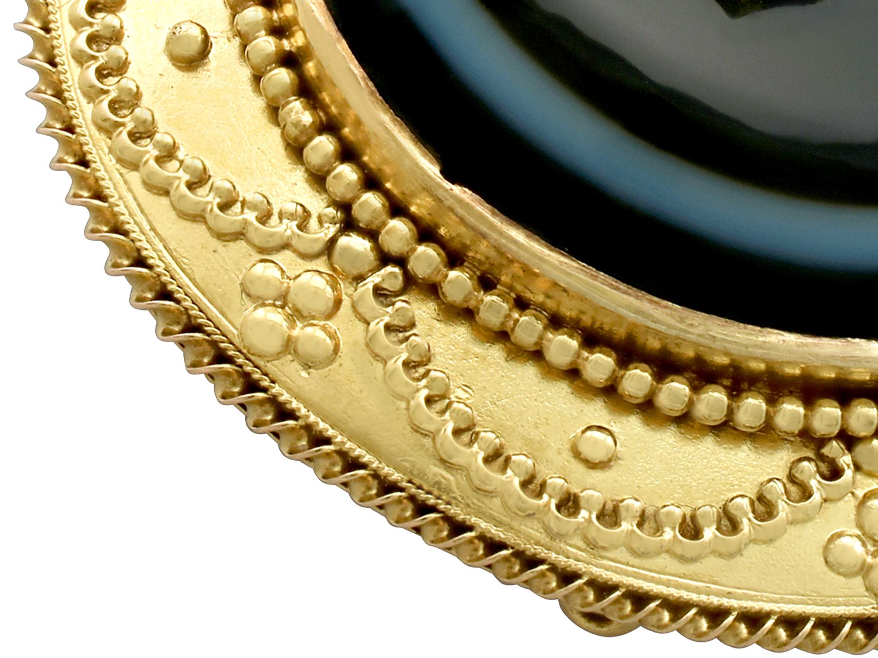 Victorien Broche / médaillon victorien antique en or jaune, agate et perle en vente