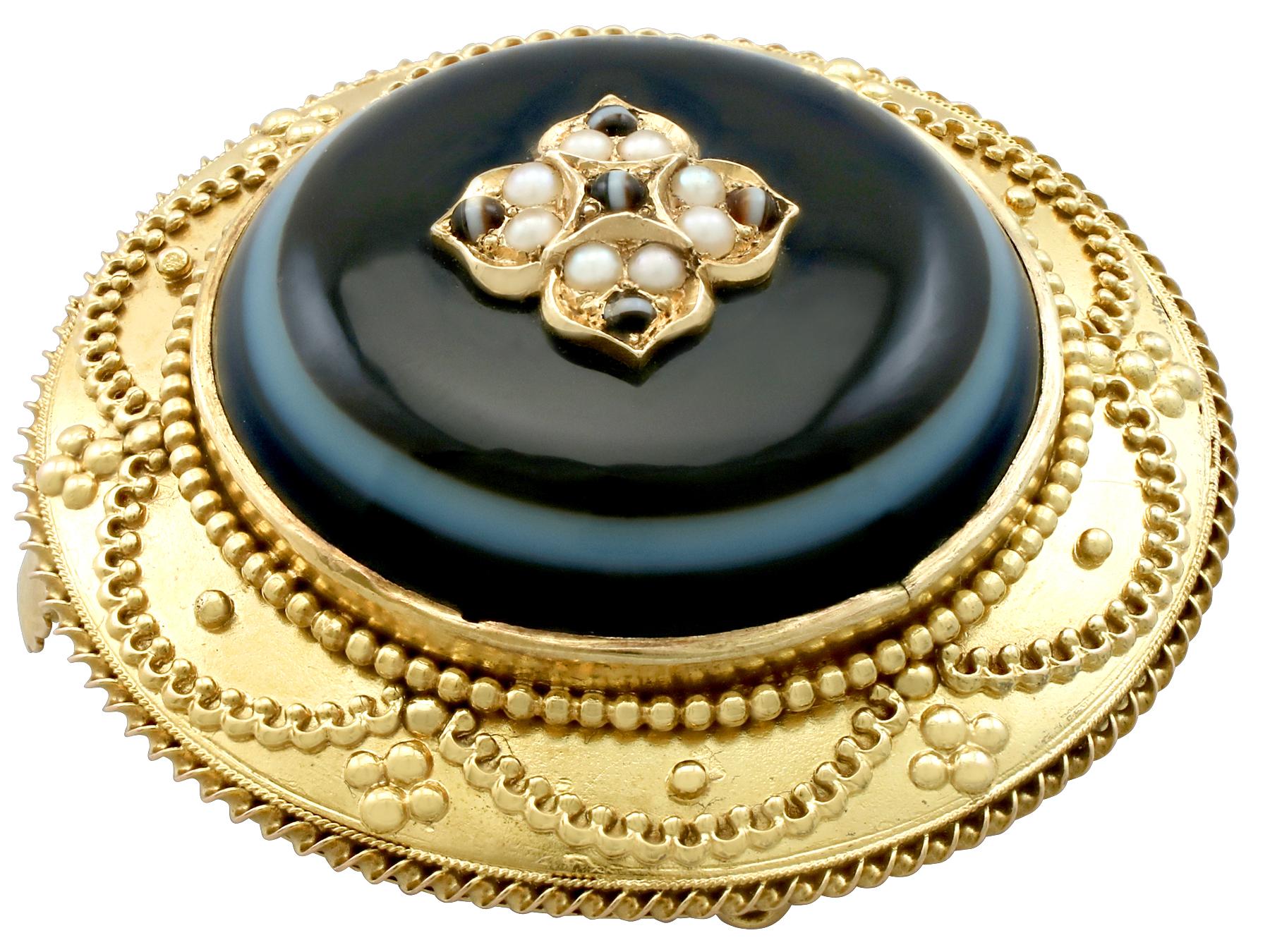Taille cabochon Broche / médaillon victorien antique en or jaune, agate et perle en vente