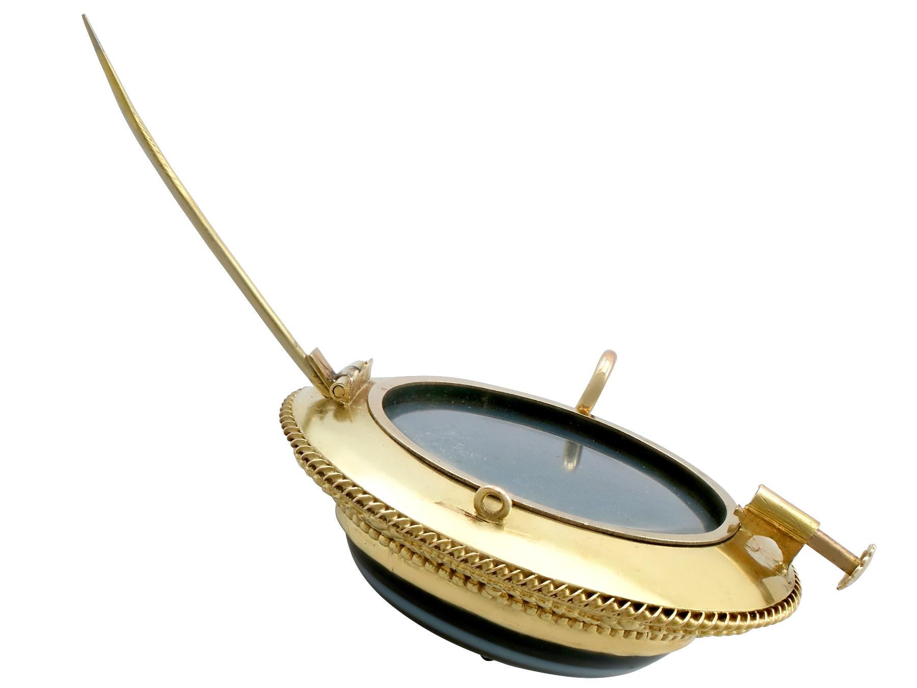 Broche / médaillon victorien antique en or jaune, agate et perle Pour femmes en vente