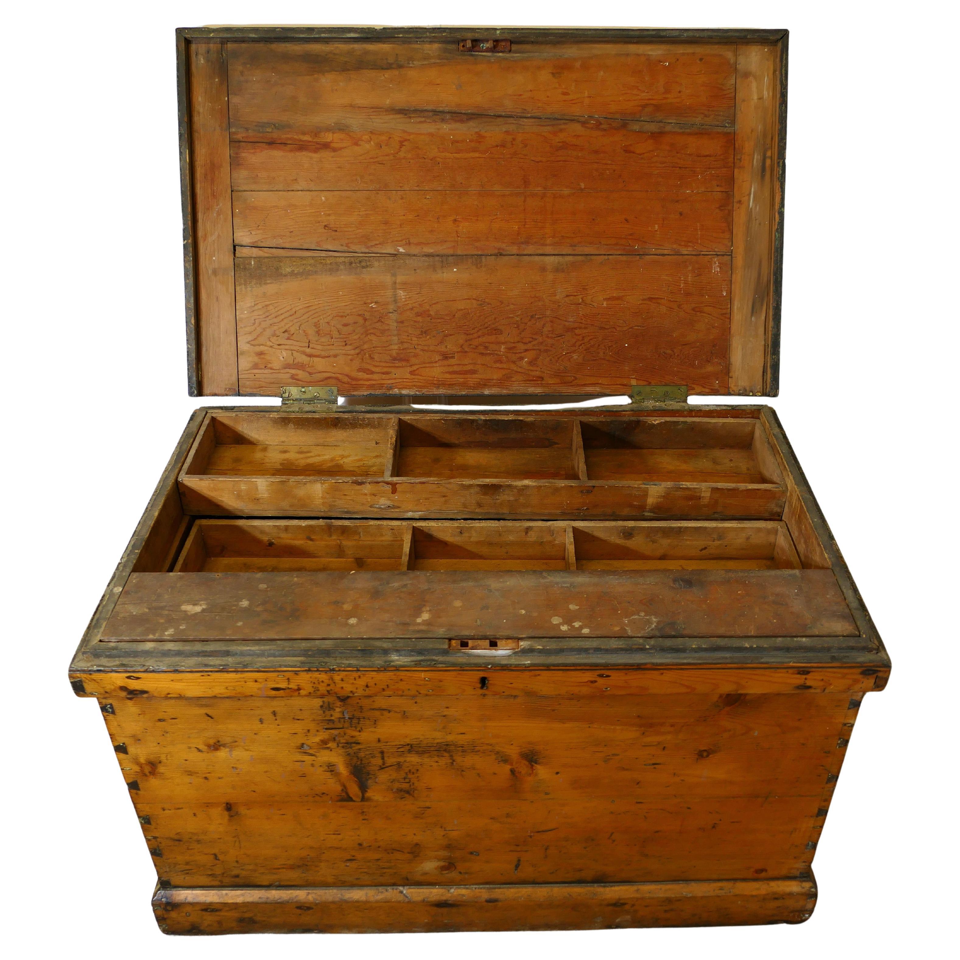 Caja de carpintero de pino oscurecido de la época victoriana   Se trata de una caja de pino de gran calidad