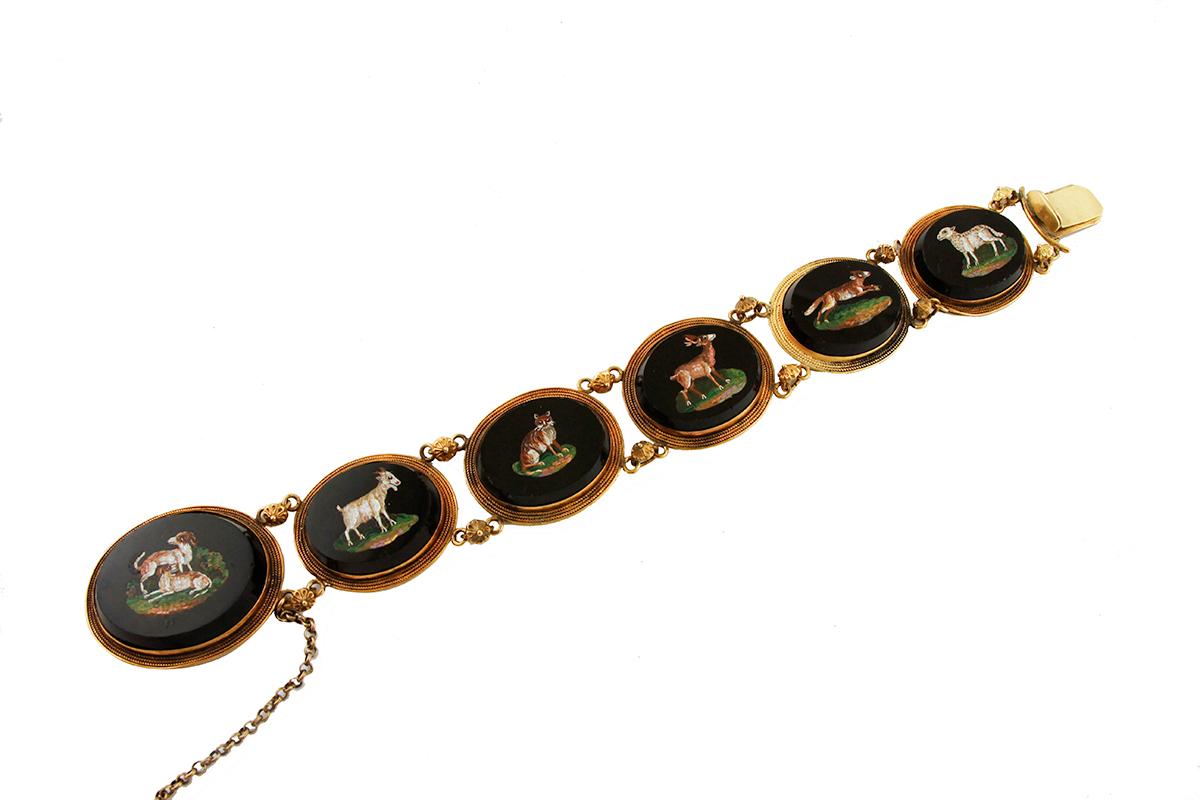 Original Victorian age bracelet in 18k yellow gold structure mounted with six onyx ovals with micromosaic with Vatican hallmarks.
The origin of this bracelet goes back to the mid 19th century, it was totally handmade by Italian master goldsmiths and