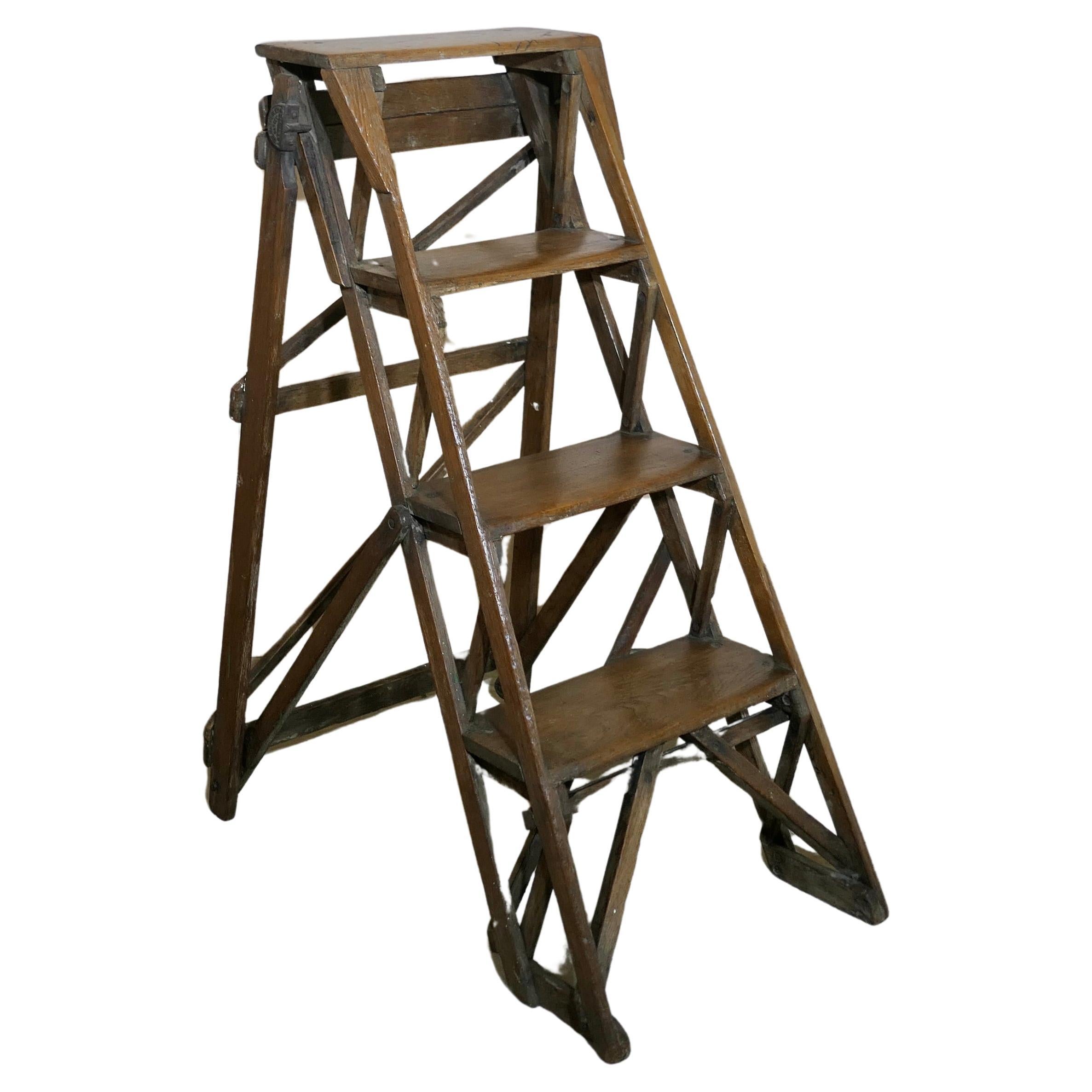 Escalera de Tijera Victoriana ALHATHLAT  La Escalera está fabricada en Pino