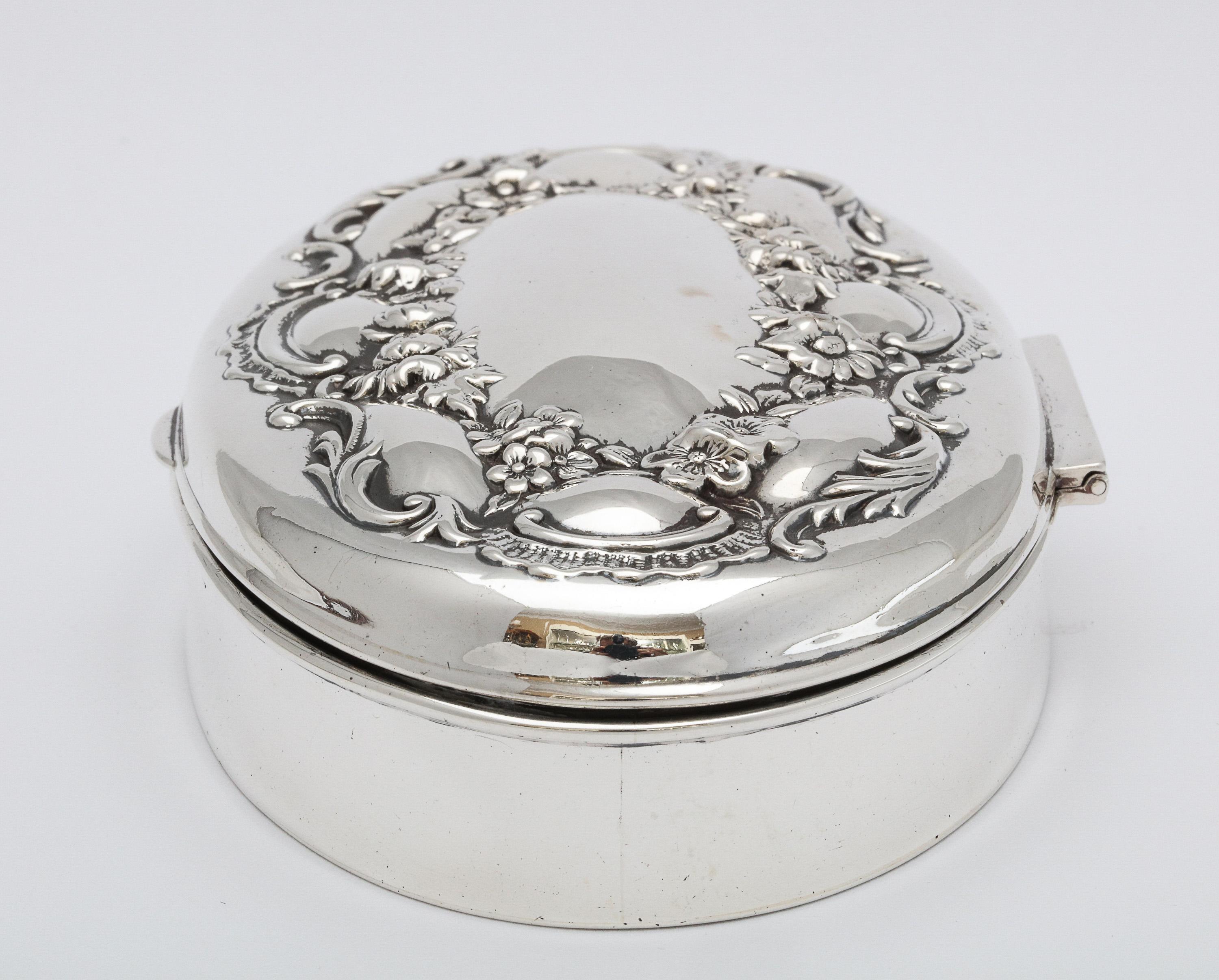 Victorian All Sterling Silver Oval Trinkets Box with Hinged Lid In Good Condition In New York, NY