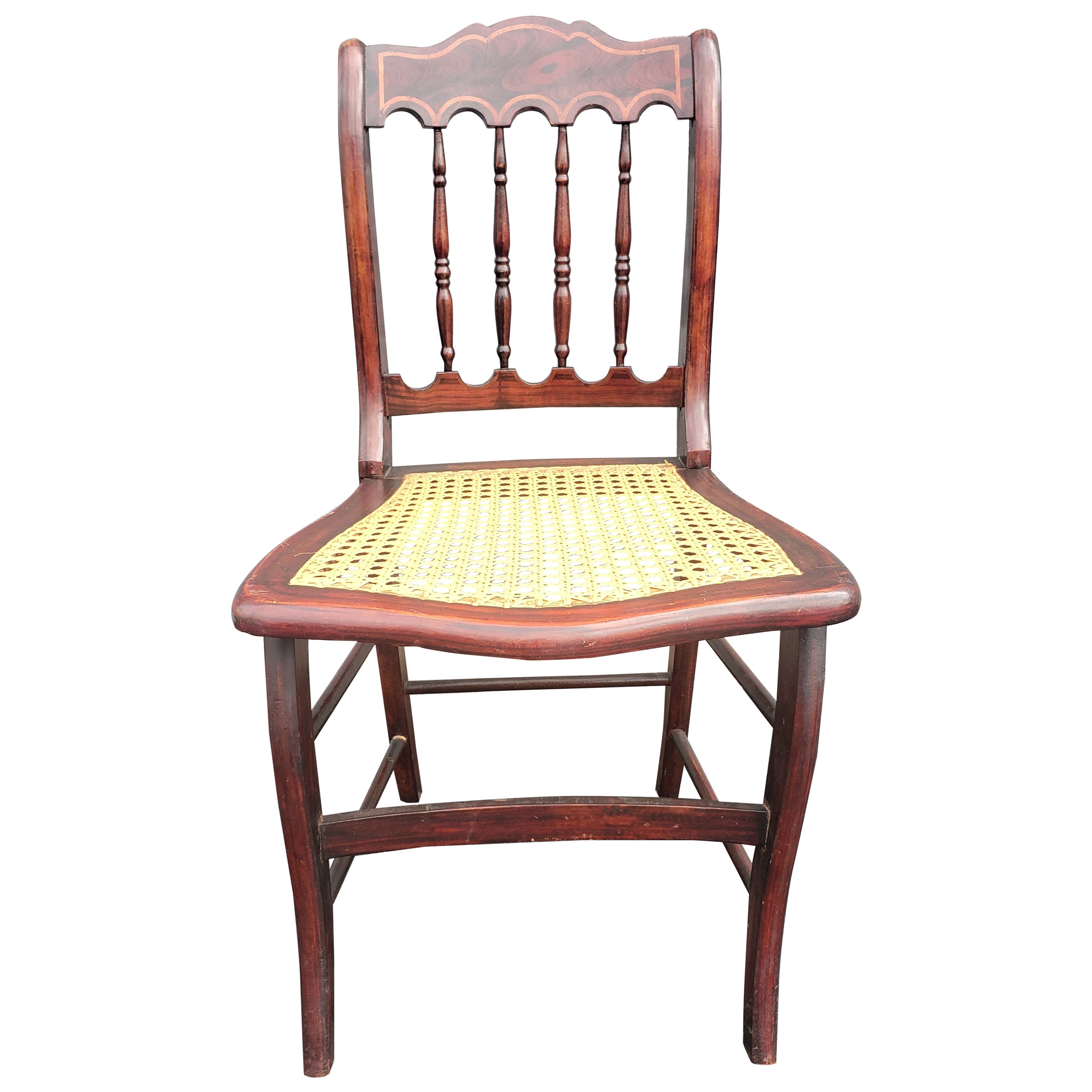 Chaise victorienne américaine en acajou flammé avec incrustations, à dossier en fuseau et à assise cannée en vente