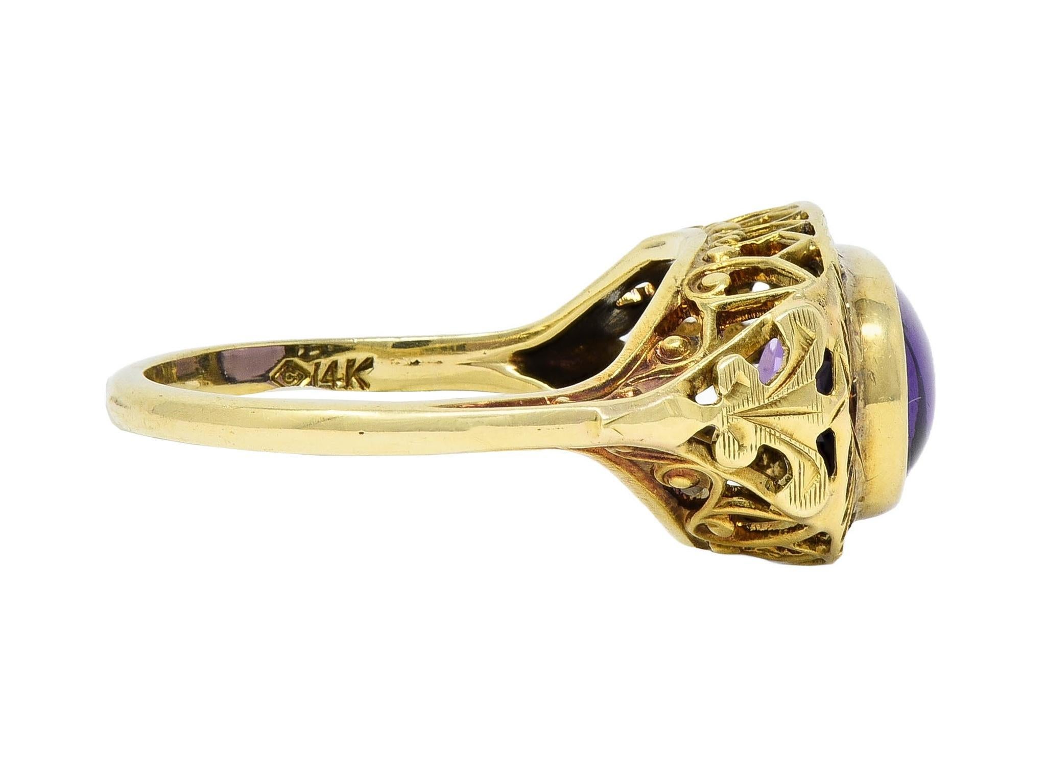 Anillo Antiguo Flor de Lis Corazón Amatista Victoriana de Oro Amarillo de 14 Kilates en Excelente Estado en Philadelphia, PA