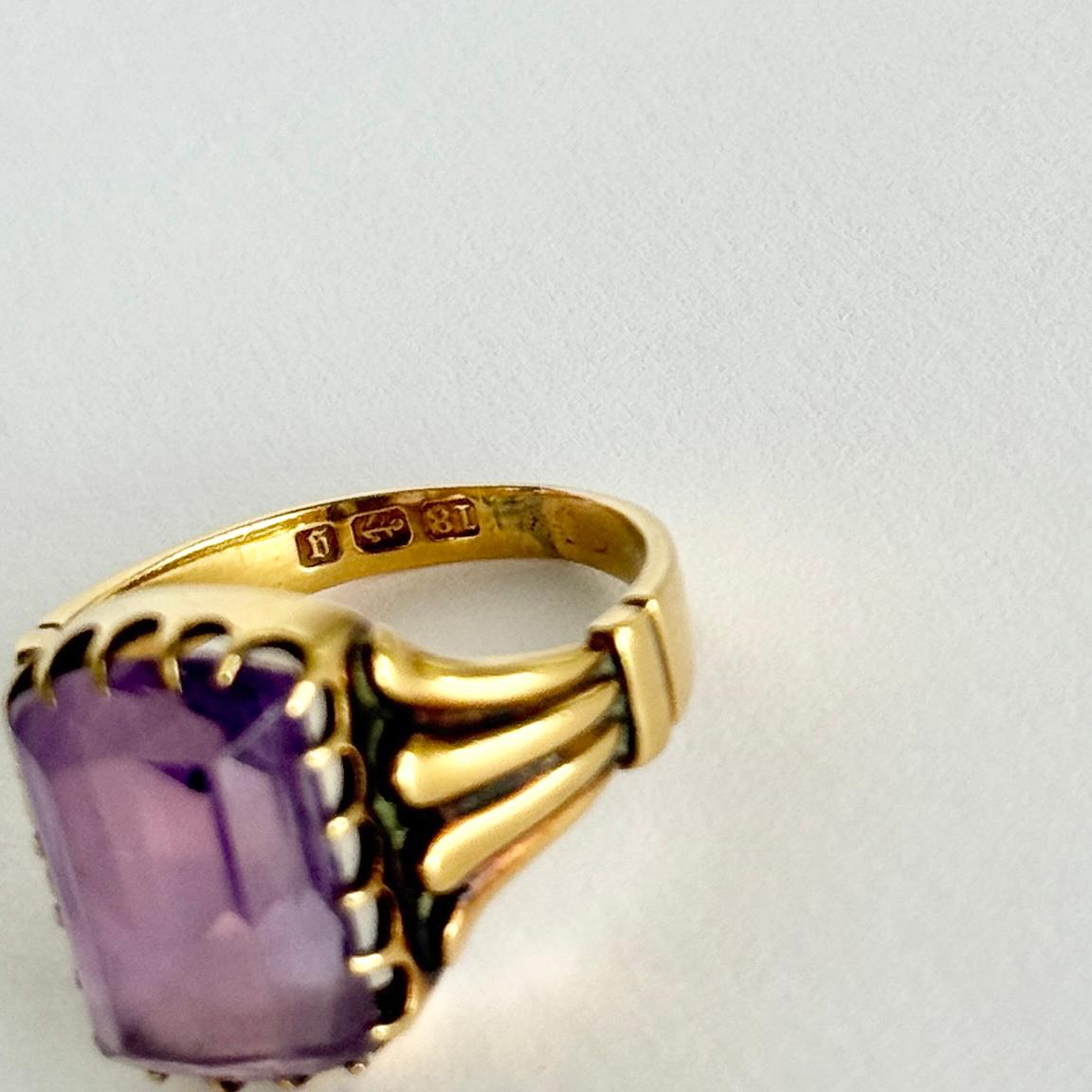 Victorian Amethyst and 18 Carat Gold Cocktail Ring Corte esmeralda en venta
