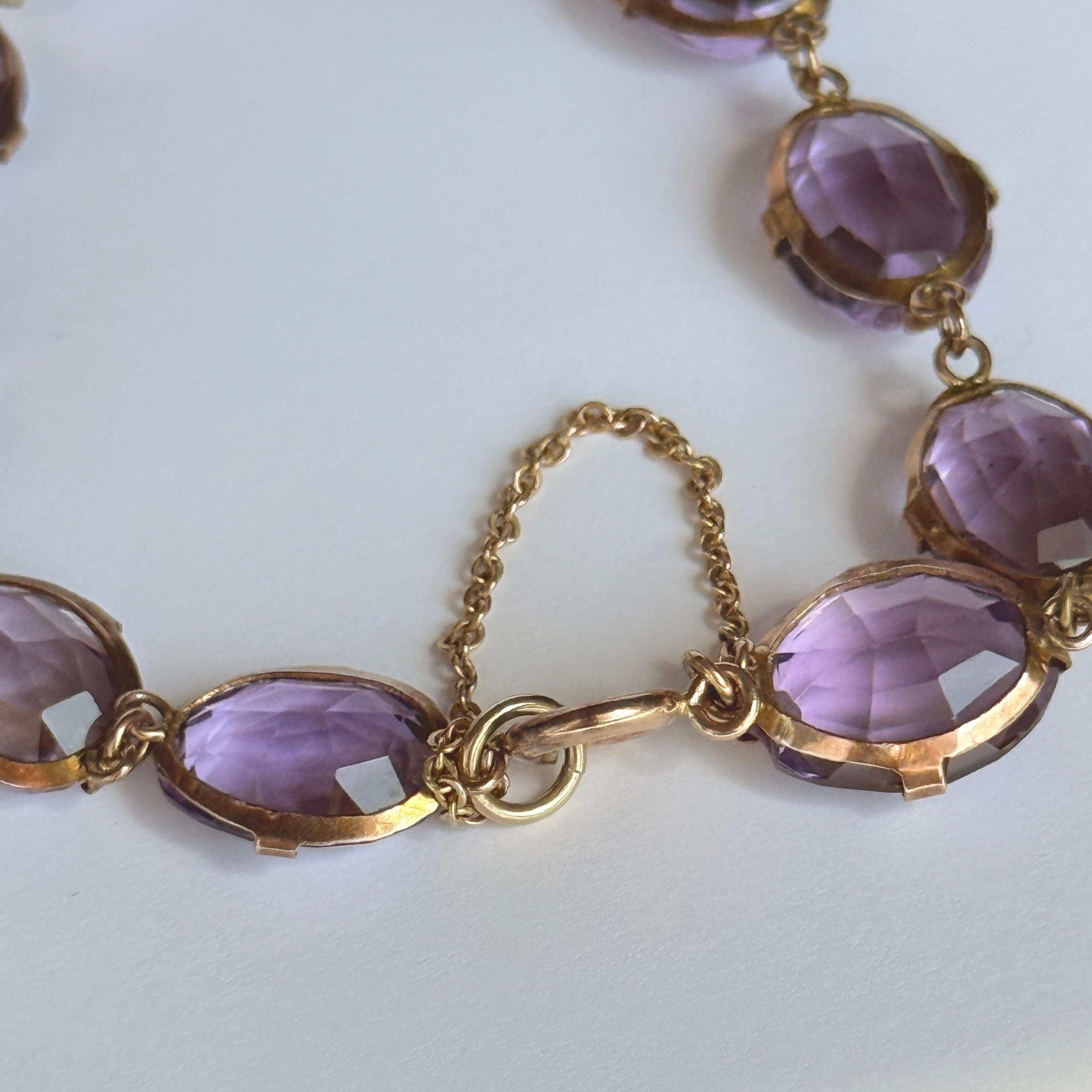 Une telle pièce décorative ! Ce bracelet est composé de dix pierres d'améthyste. Les pierres sont d'une belle couleur violette. Modelé en or 9 carats. 

Longueur : 21 cm
Dimensions de la pierre : 10x14mm

Poids : 14.7 g