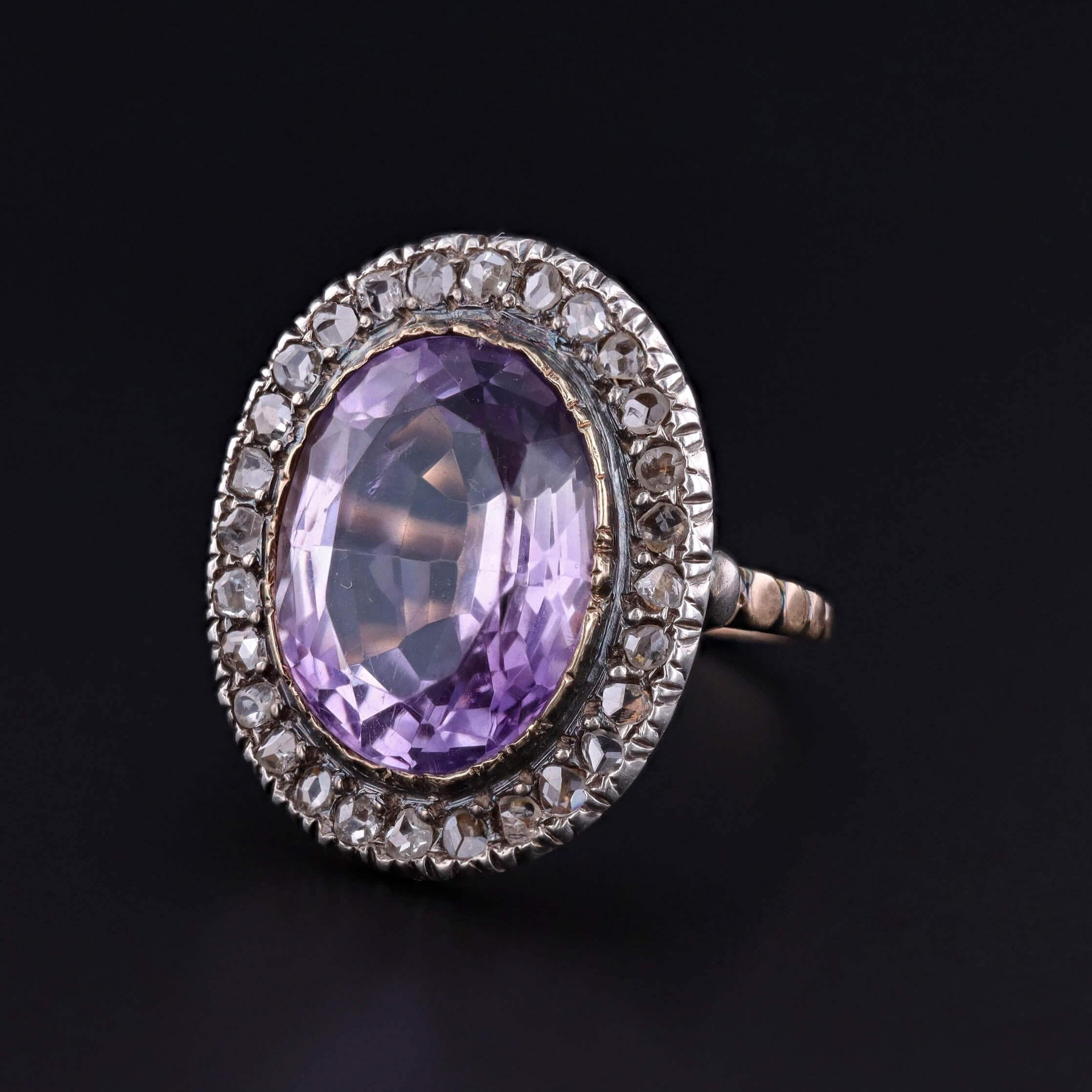 Ein auffälliger viktorianischer Ring (um 1880) mit einem blassvioletten Amethysten von 8,91 Karat, der von einem funkelnden Halo aus Diamanten im Rosenschliff umgeben ist, die in 15-karätigem Silber gefasst sind - ein klassischer Fassungsstil des