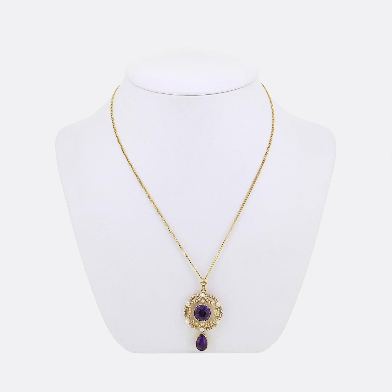 Questa è una splendida collana antica di ametista e perle di epoca vittoriana. Realizzato in oro giallo 15 ct, la struttura ornata di questo ciondolo mette in evidenza una coppia di grandi gemme di ametista siberiana: una singola pietra rotonda al