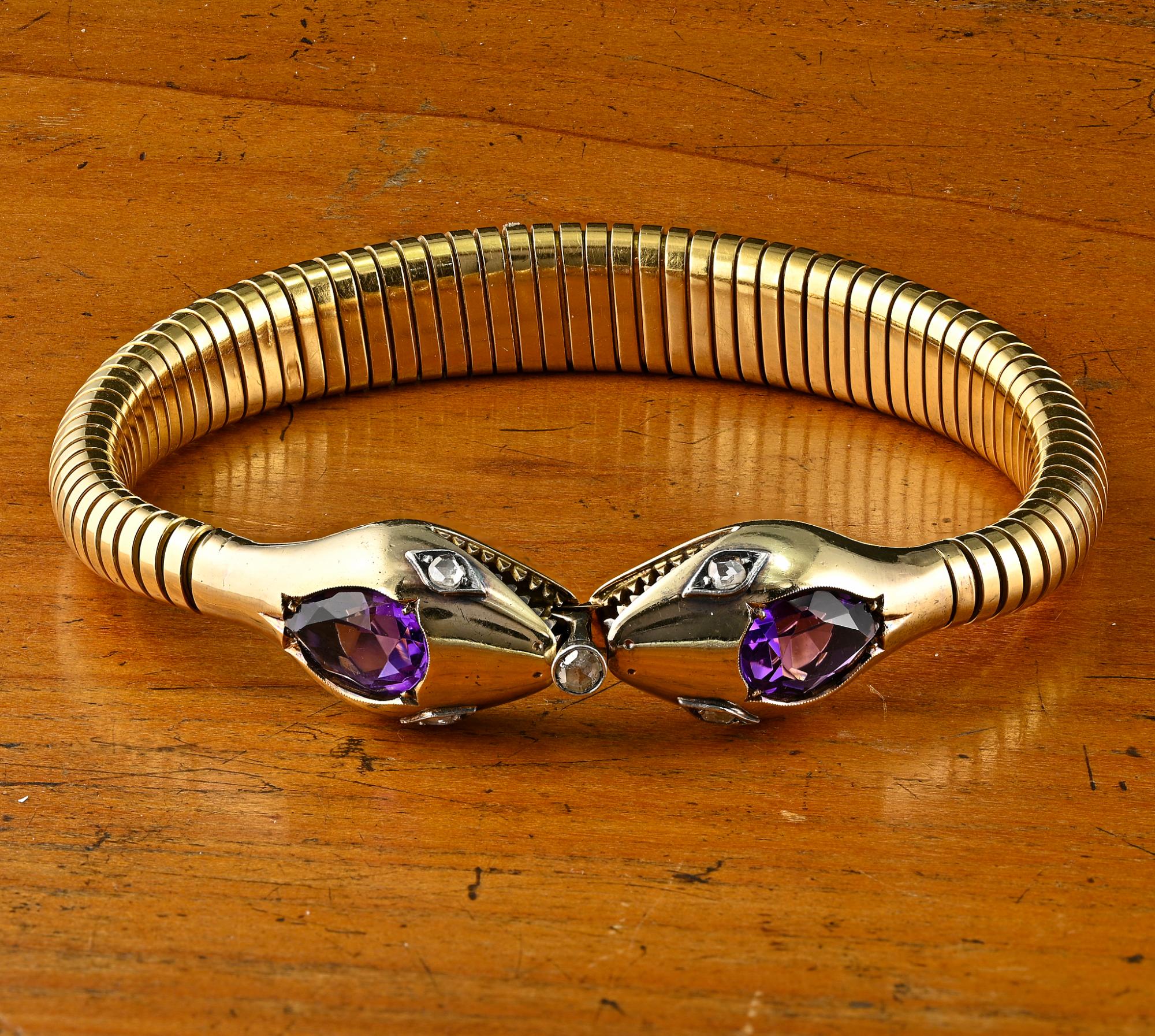 Ce merveilleux bracelet en forme de serpent est daté de 1940.
Superbe travail de haute qualité en or 18 carats - poids : 34,7 grammes
Le travail de Tubogas se termine par deux têtes de serpent qui se rencontrent au milieu avec un diamant pointu