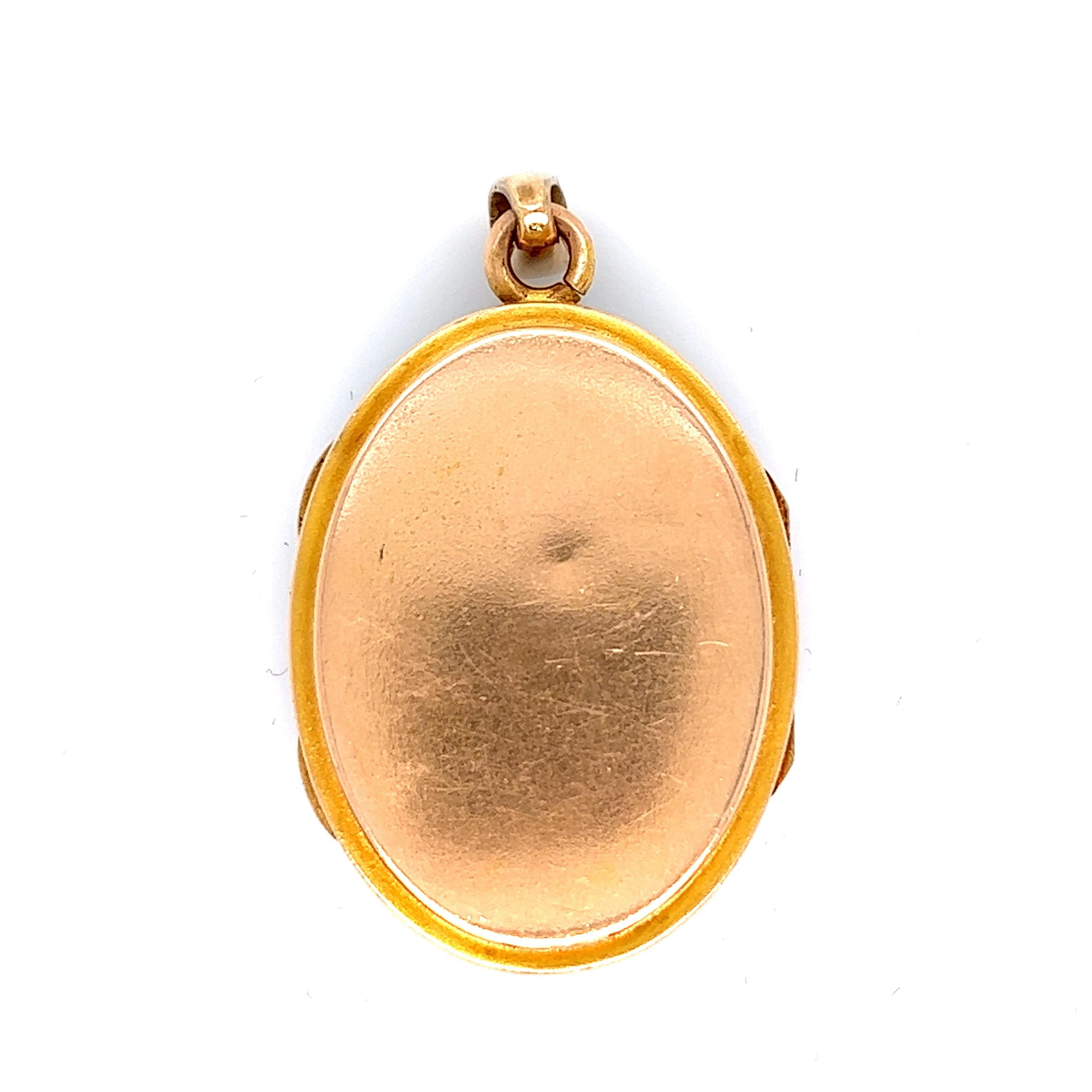 Medaglione vittoriano in oro con ametista

Medaglione ovale con ametista taglio ovale (11 x 14 mm), oro giallo 14 carati 

Dimensioni: larghezza 2,7 cm, lunghezza 4 cm
Peso totale: 18.0 grammi