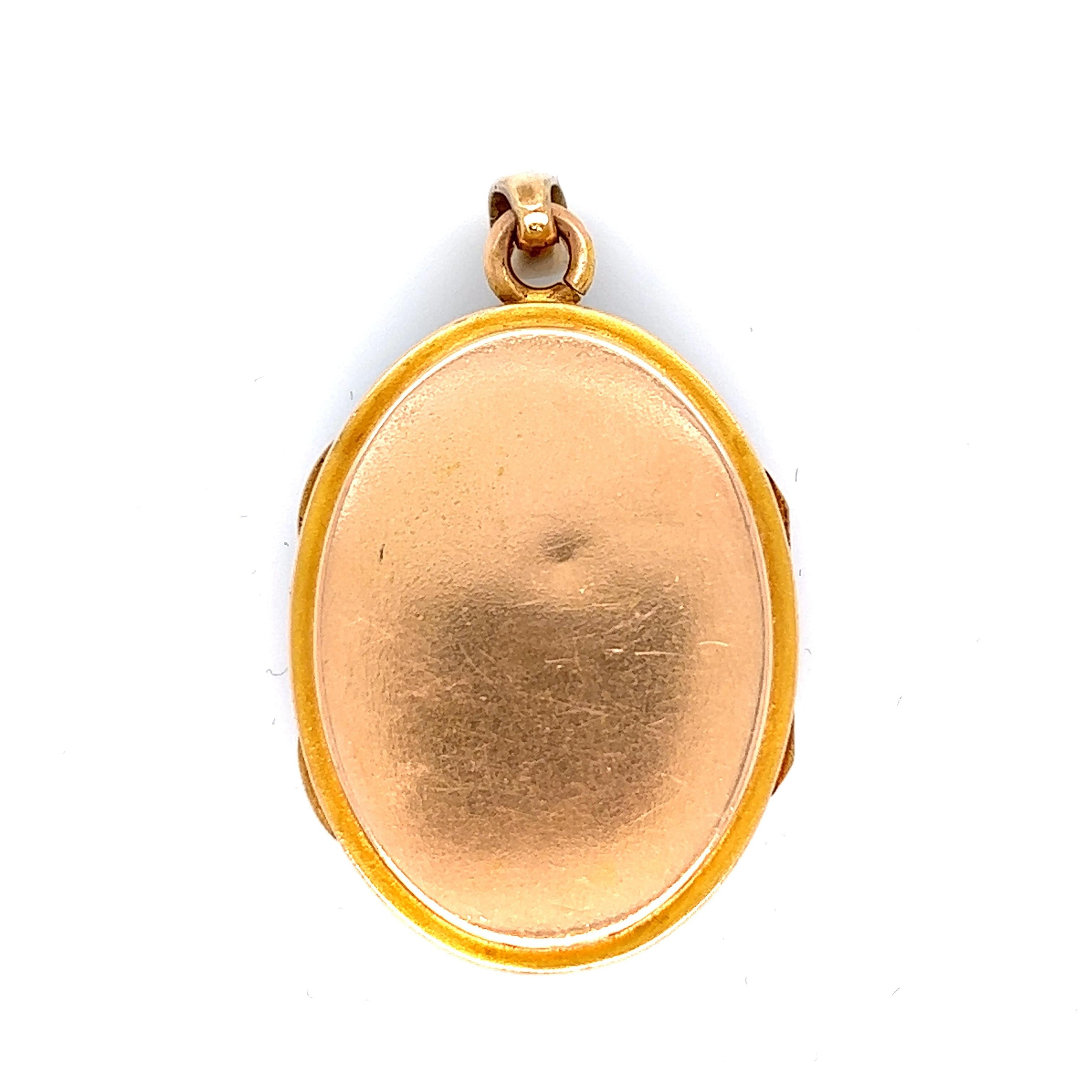 Médaillon victorien en or et améthyste

Médaillon de forme ovale avec une améthyste de taille ovale (11 x 14 mm), or jaune 14 carats 

Taille : largeur 2,7 cm, longueur 4 cm
Poids total : 18,0 grammes