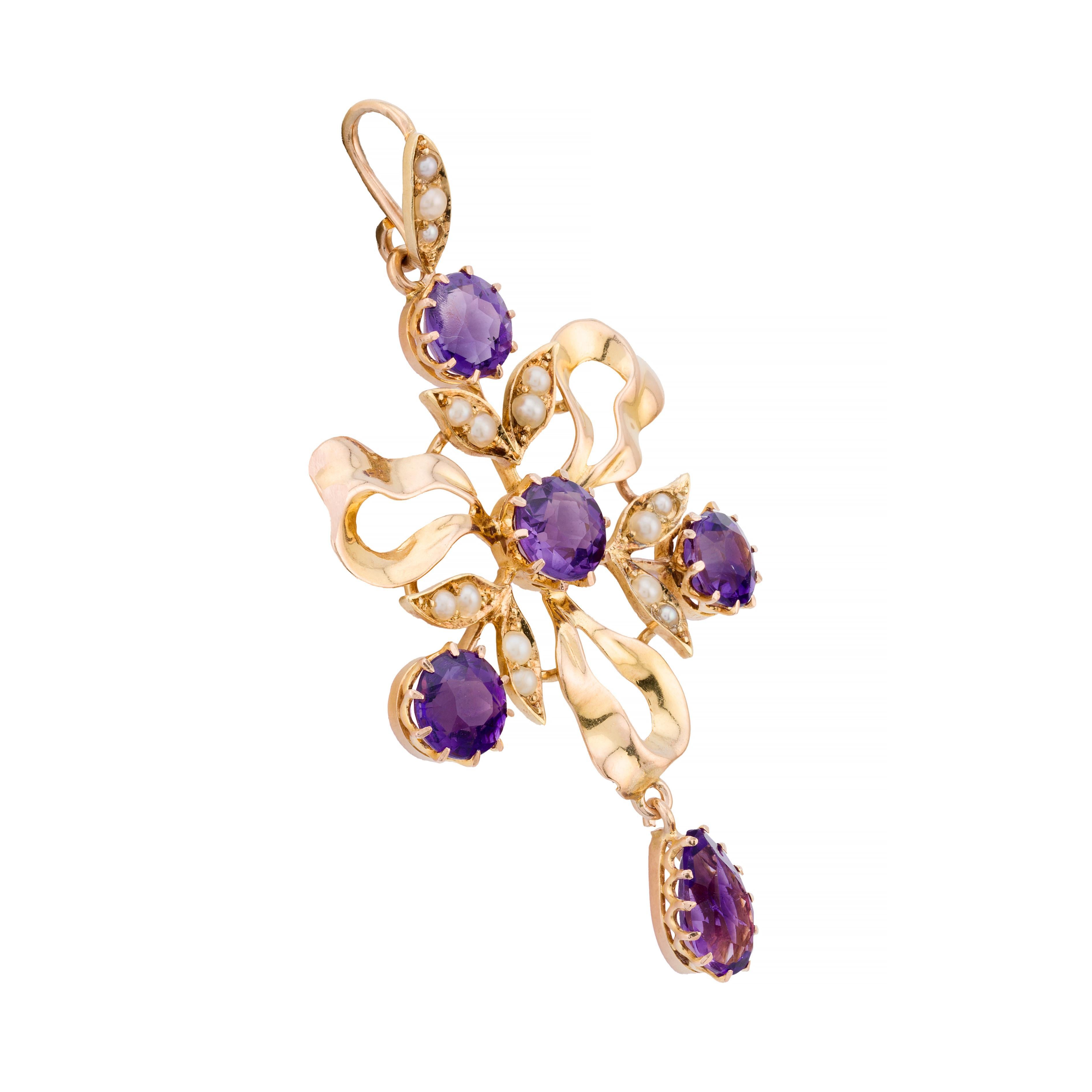 Aston Estate Jewelry présente

Collier à pendentif de style victorien anglais, dont la pierre principale est une améthyste taillée en poire. L'améthyste pèse 1,75 carat et présente une riche teinte violette.

Entourée d'améthystes de taille