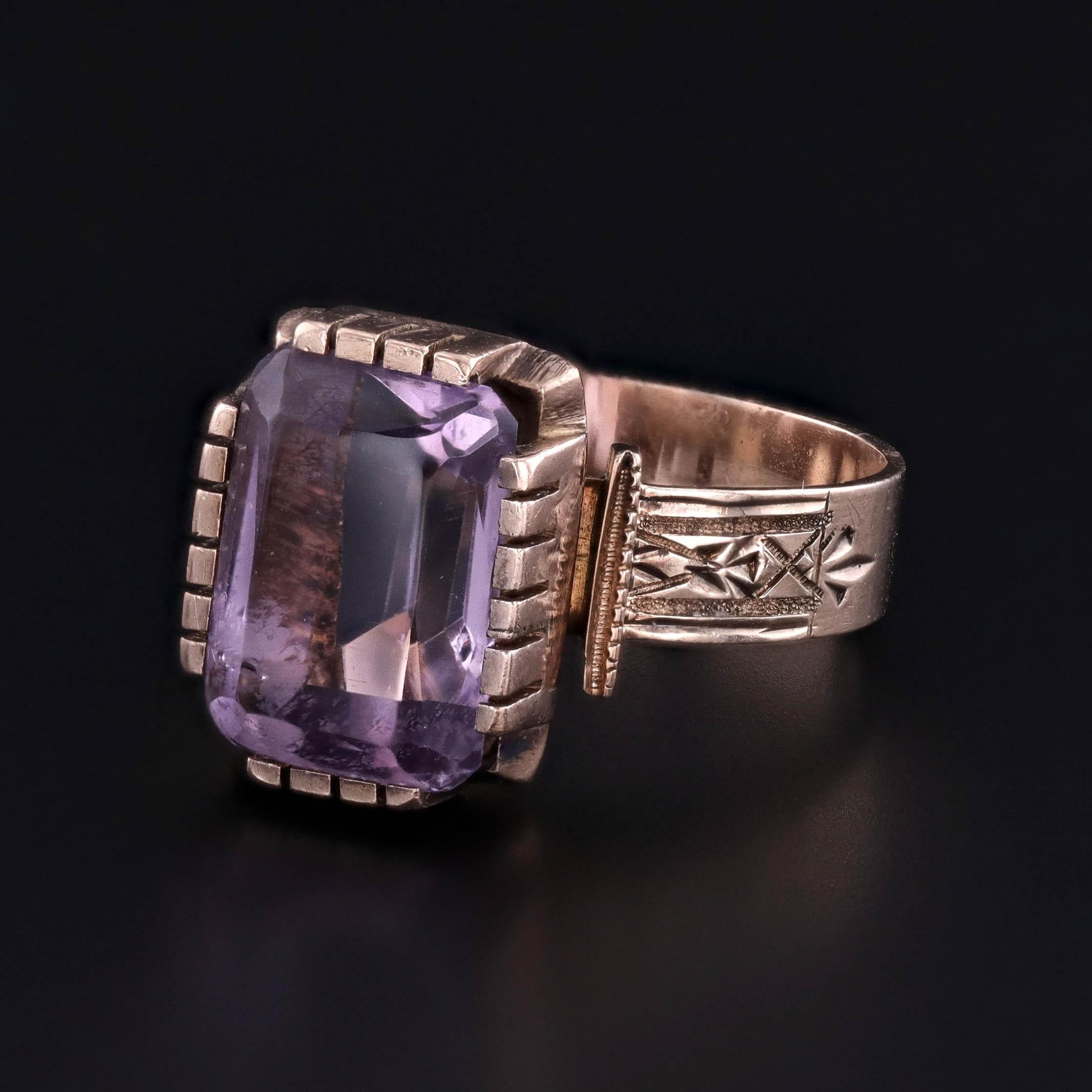 Anillo antiguo de la época victoriana con una talla rectangular  amatista engastada en una montura de oro de 8 ct.  

La cara del anillo mide 0,6 pulgadas por 0,4 pulgadas de ancho y tiene una elevación de 0,3 pulgadas por encima del dedo.  Está en