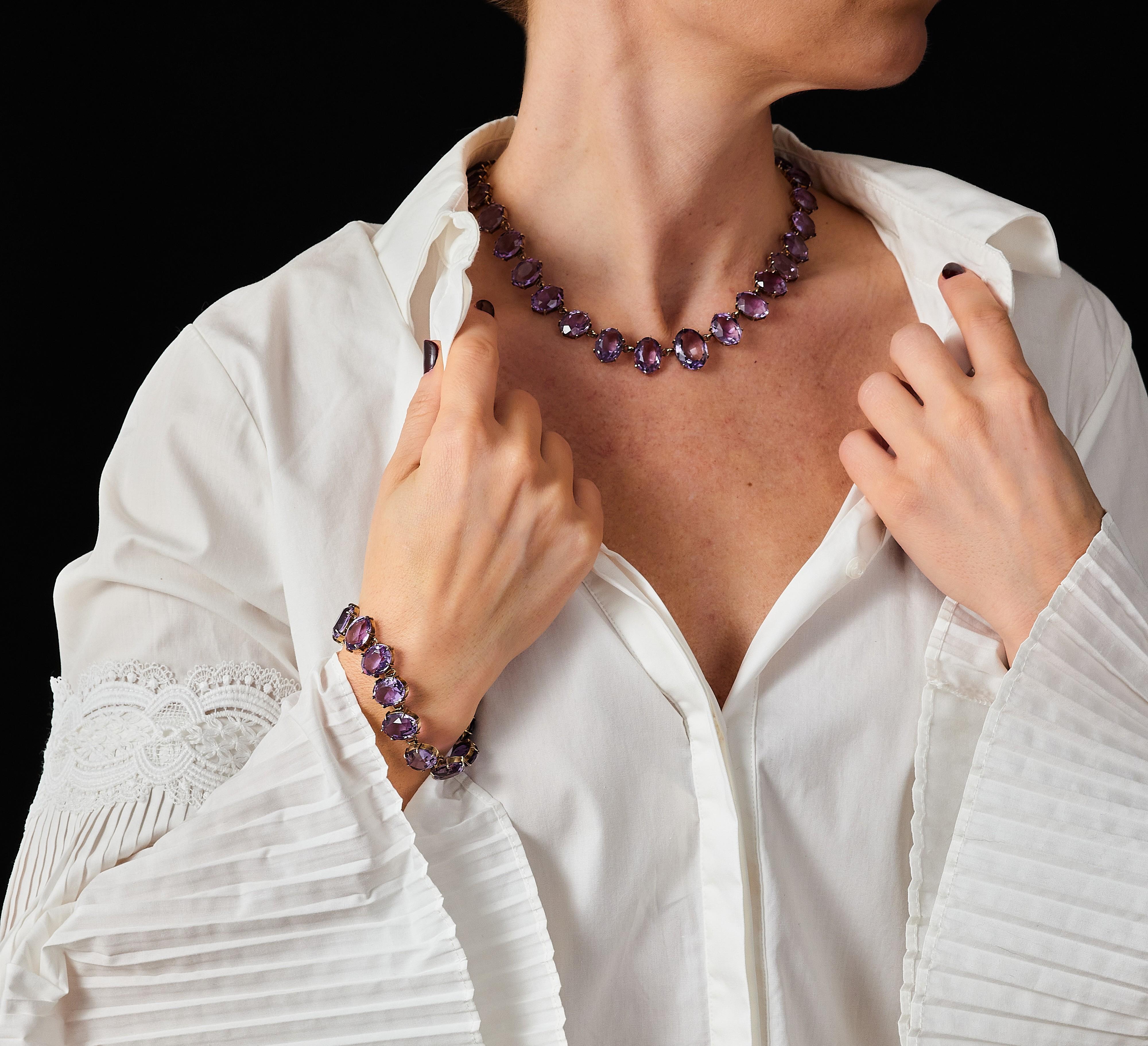 Demi parure di ametista di epoca vittoriana, ben abbinata, con montatura a colletto in argento. 31 (collana)  + 14 (braccialetto) pietre ovali di un vibrante colore viola chiaro. Il nome rivière deriva dal francese 