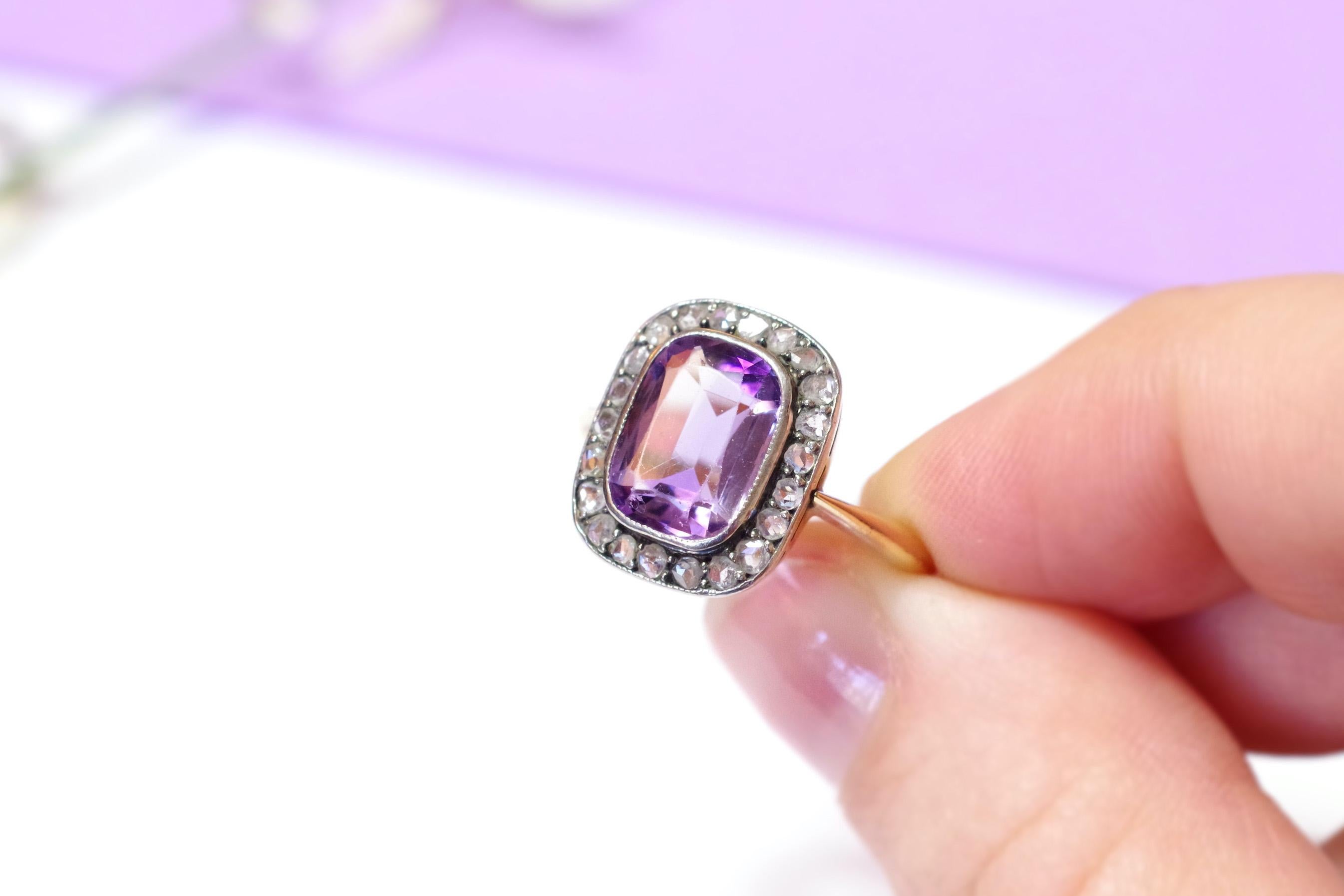 Late Victorian amethyst diamond ring in 18 karat yellow gold and silver. An important cushion-cut amethyst in the center of the ring, besel set. This amethyst has a rare lavender colour with purple hues and a strong sparkle. An entourage of 22