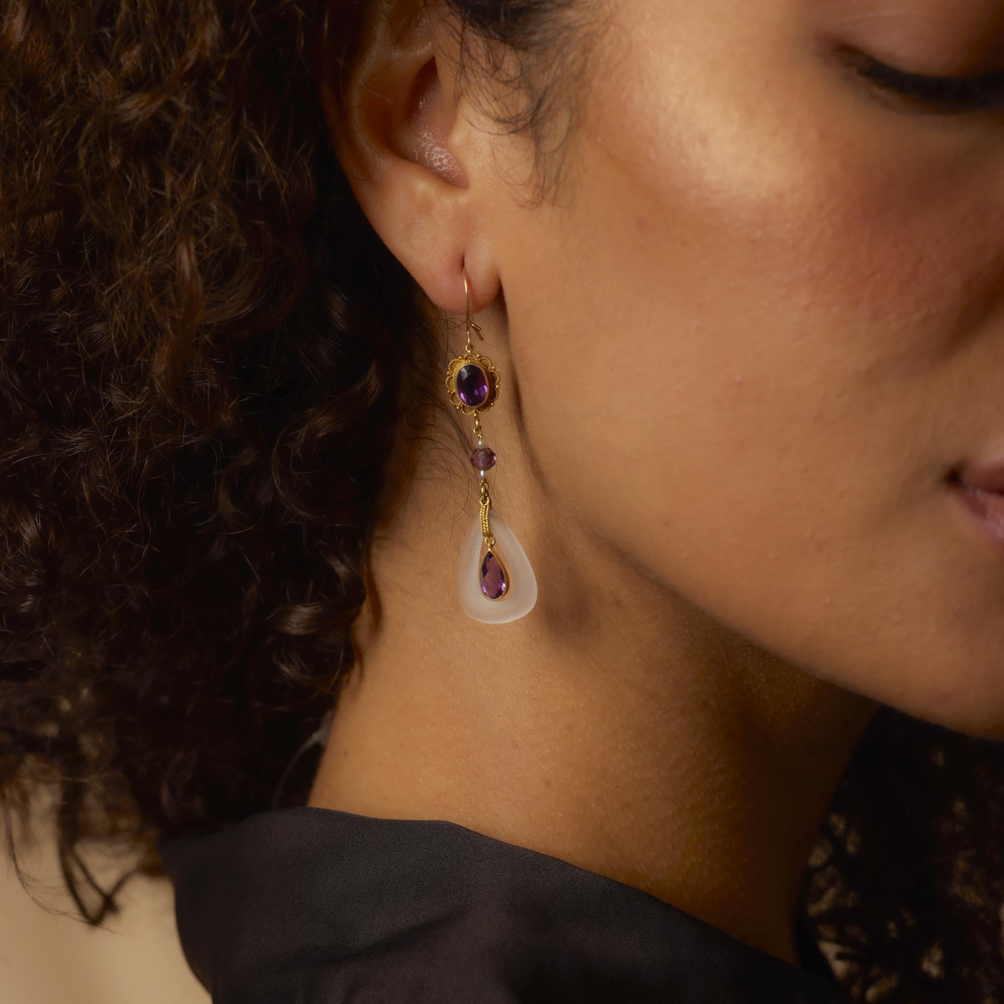 Estos elegantes pendientes victorianos presentan una rica combinación de texturas y tonos de piedras preciosas, centrada en torno a dos amatistas de talla oval y dos de talla pera que suman aproximadamente 2,00 quilates. Acentuado por dos brillantes