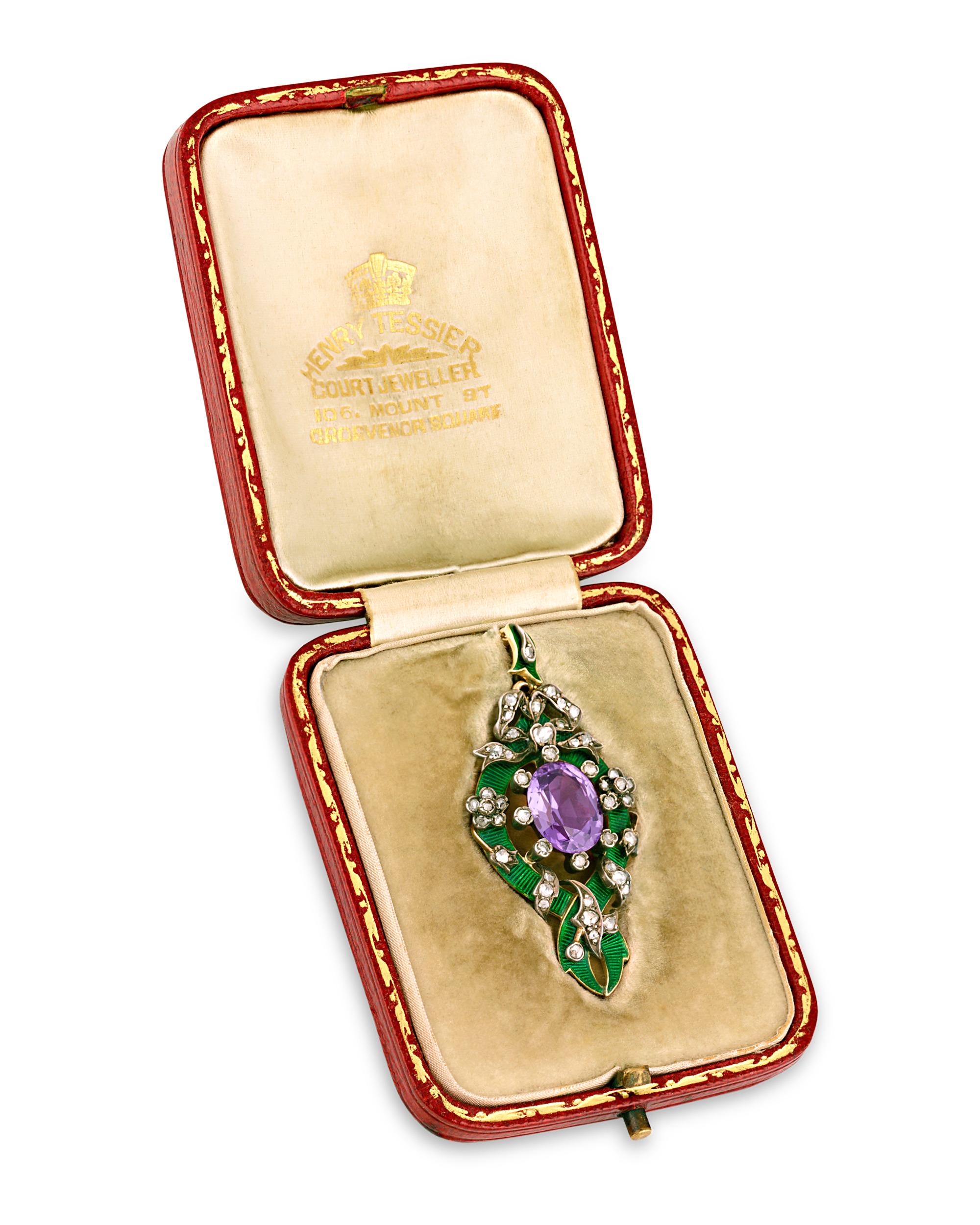 Poderoso símbolo de elegancia y convicción, este exquisito colgante de mediados del siglo XIX es un notable ejemplo de las primeras joyas sufragistas. Centrada por una amatista de talla oval, la joya está enriquecida con un borde de diamantes talla