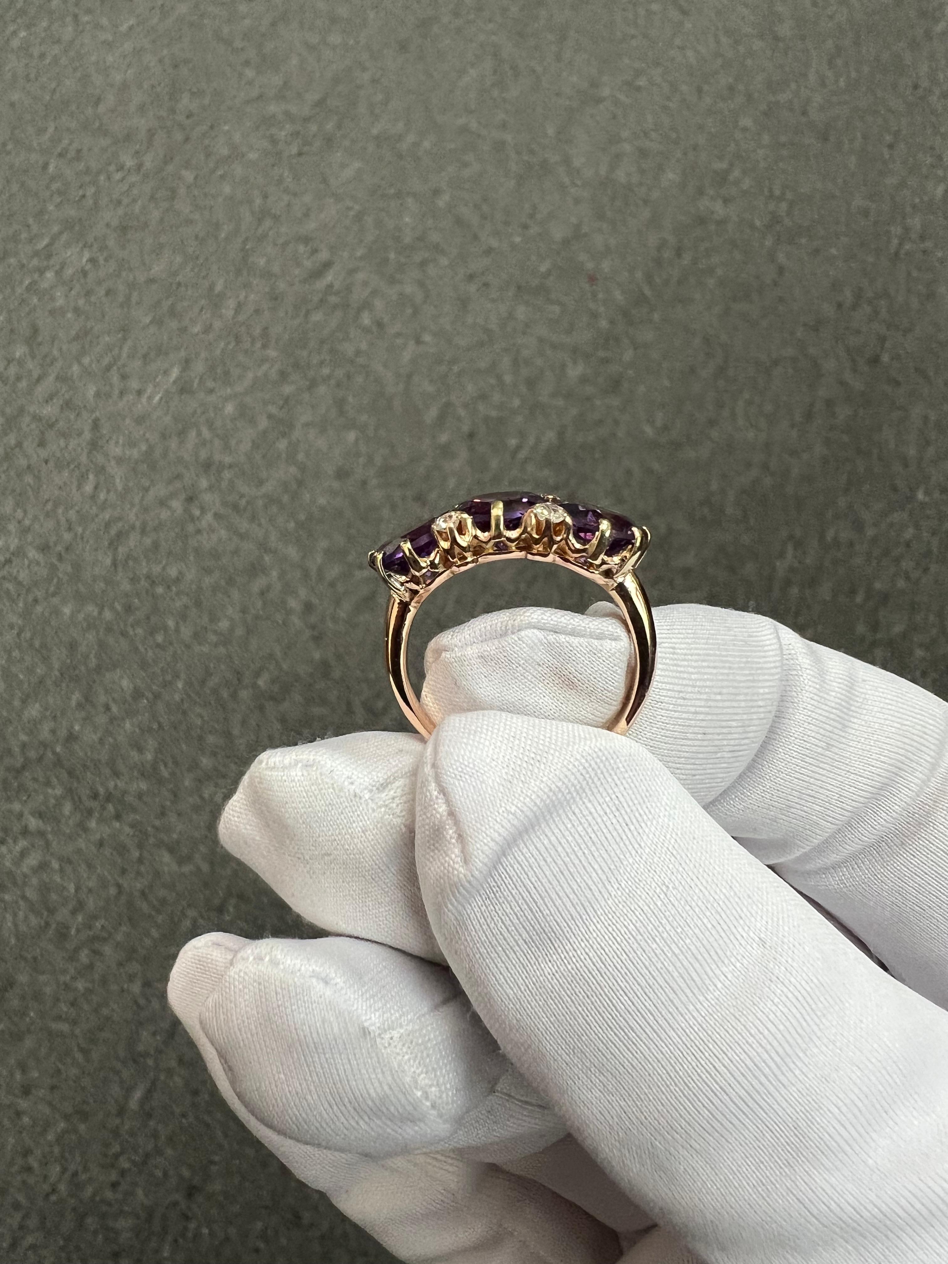 Anello vittoriano in oro con ametista, tre pietre e diamanti in vendita 4