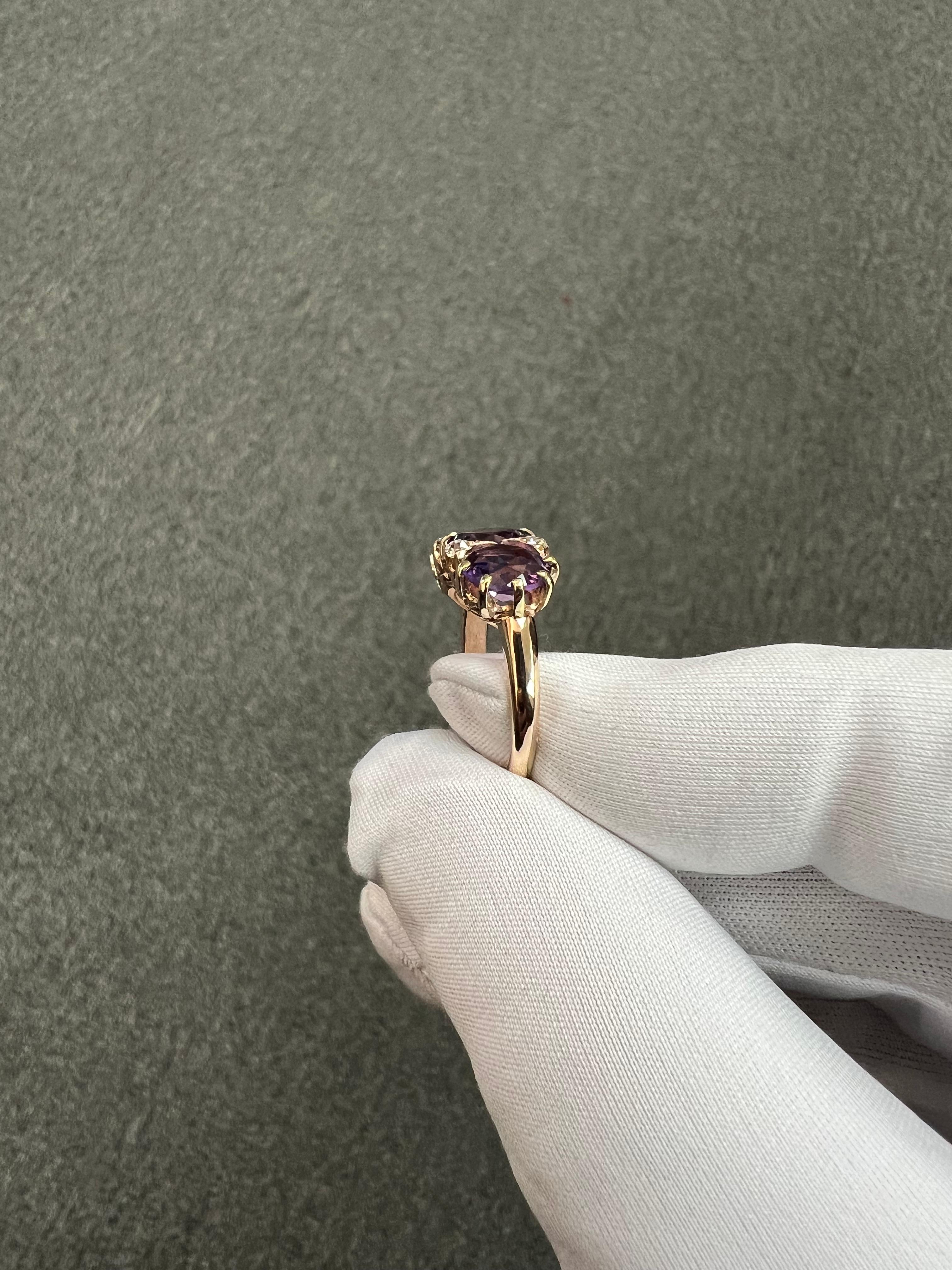 Anello vittoriano in oro con ametista, tre pietre e diamanti in vendita 5