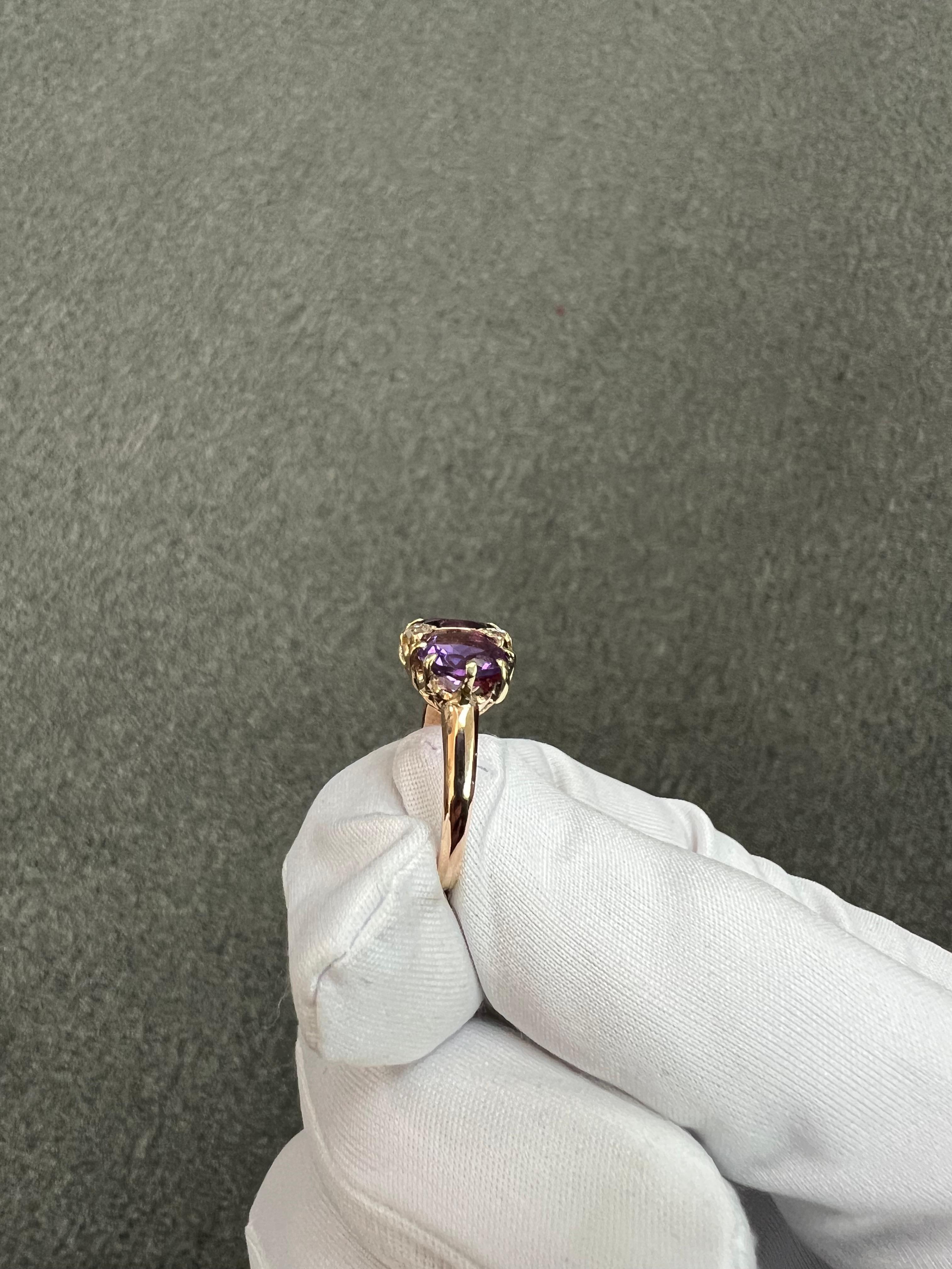 Anello vittoriano in oro con ametista, tre pietre e diamanti in vendita 6