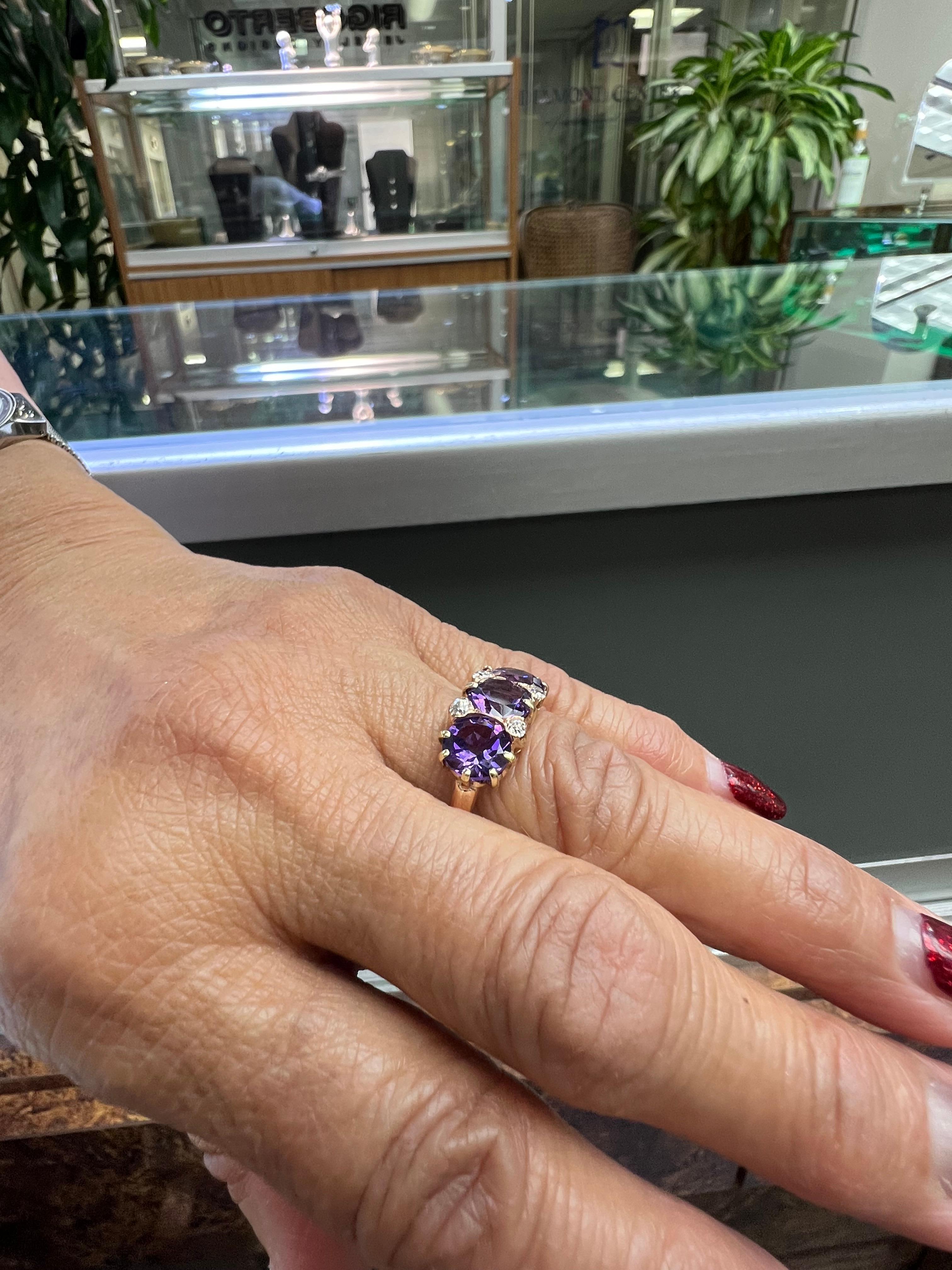 Vittoriano Anello vittoriano in oro con ametista, tre pietre e diamanti in vendita