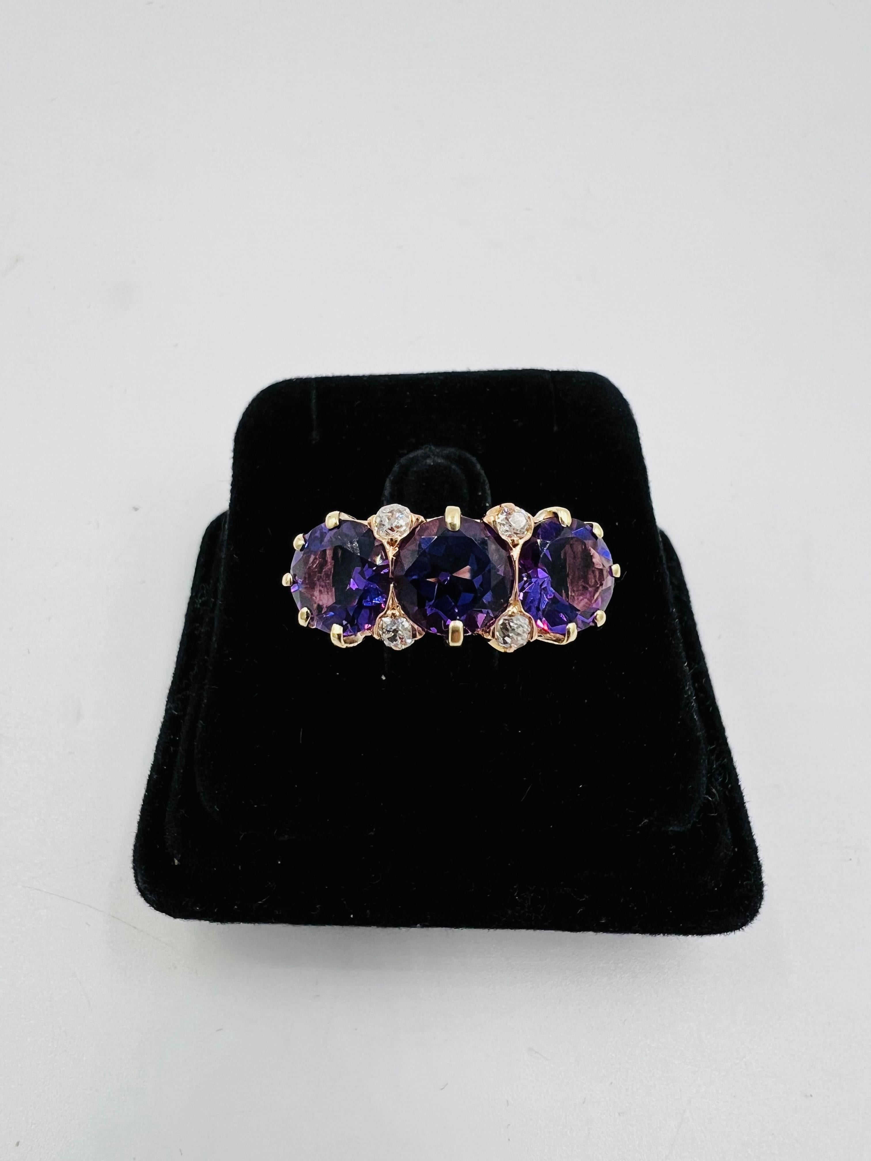 Anello vittoriano in oro con ametista, tre pietre e diamanti In condizioni buone in vendita a Los Angeles, CA