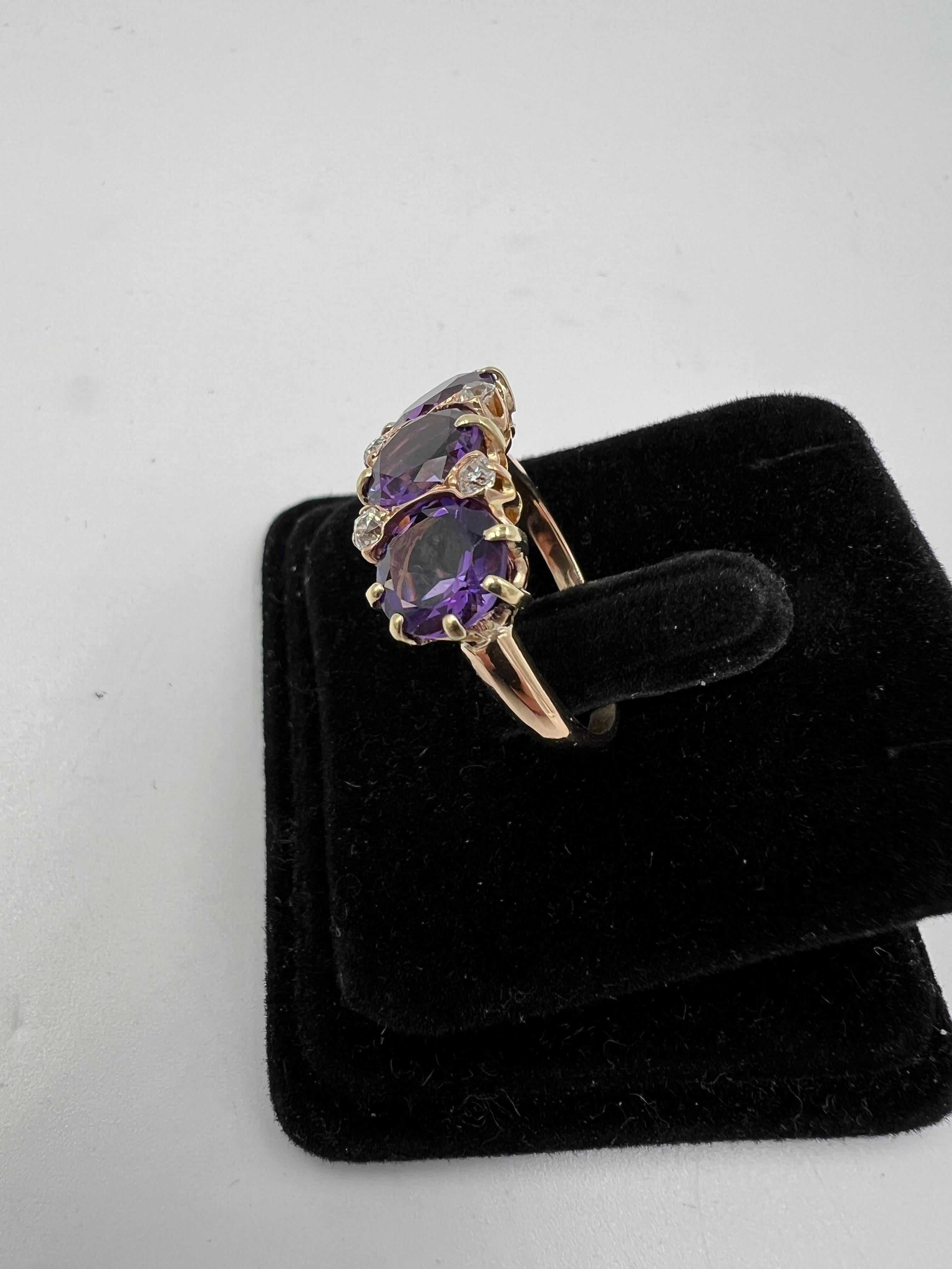 Anello vittoriano in oro con ametista, tre pietre e diamanti in vendita 1