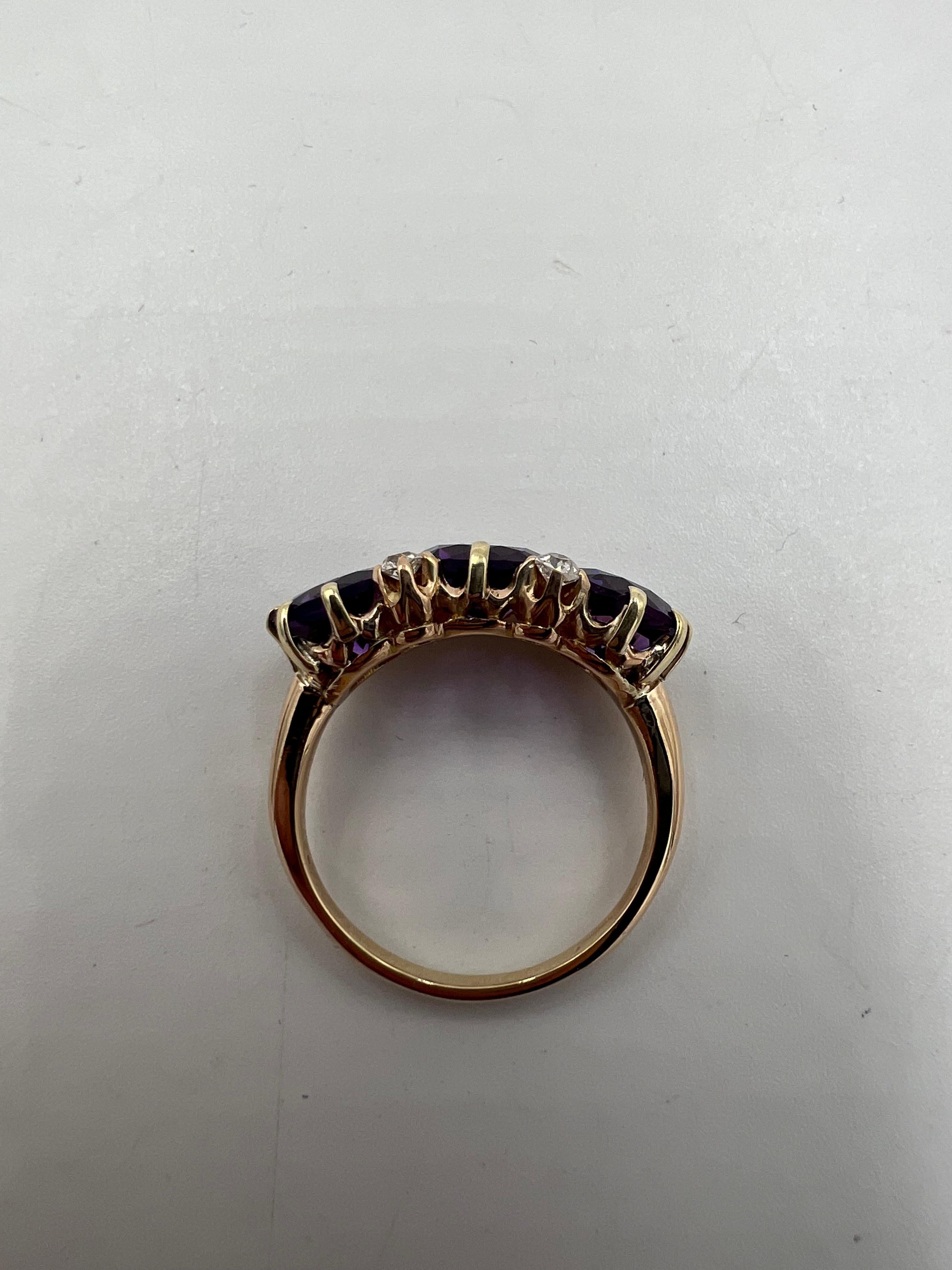 Anello vittoriano in oro con ametista, tre pietre e diamanti in vendita 2