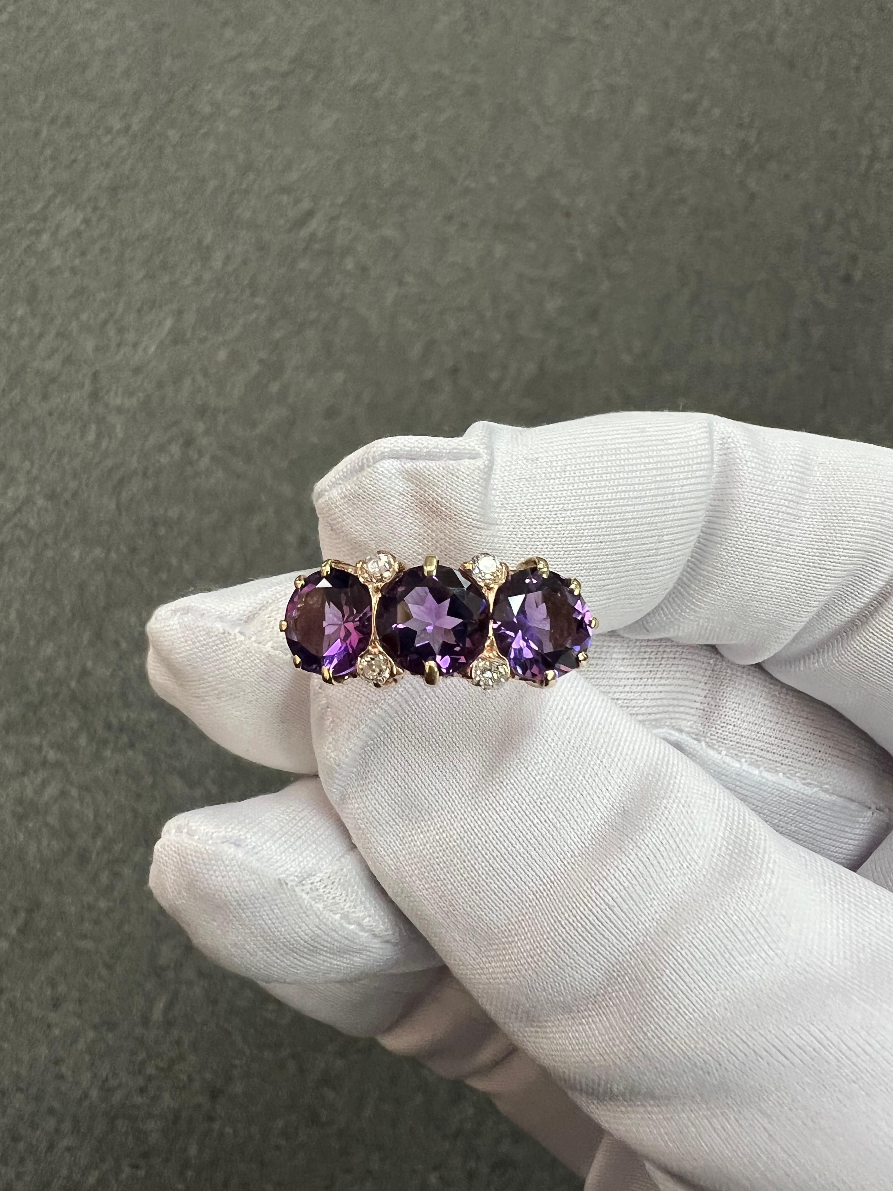 Anello vittoriano in oro con ametista, tre pietre e diamanti in vendita 3
