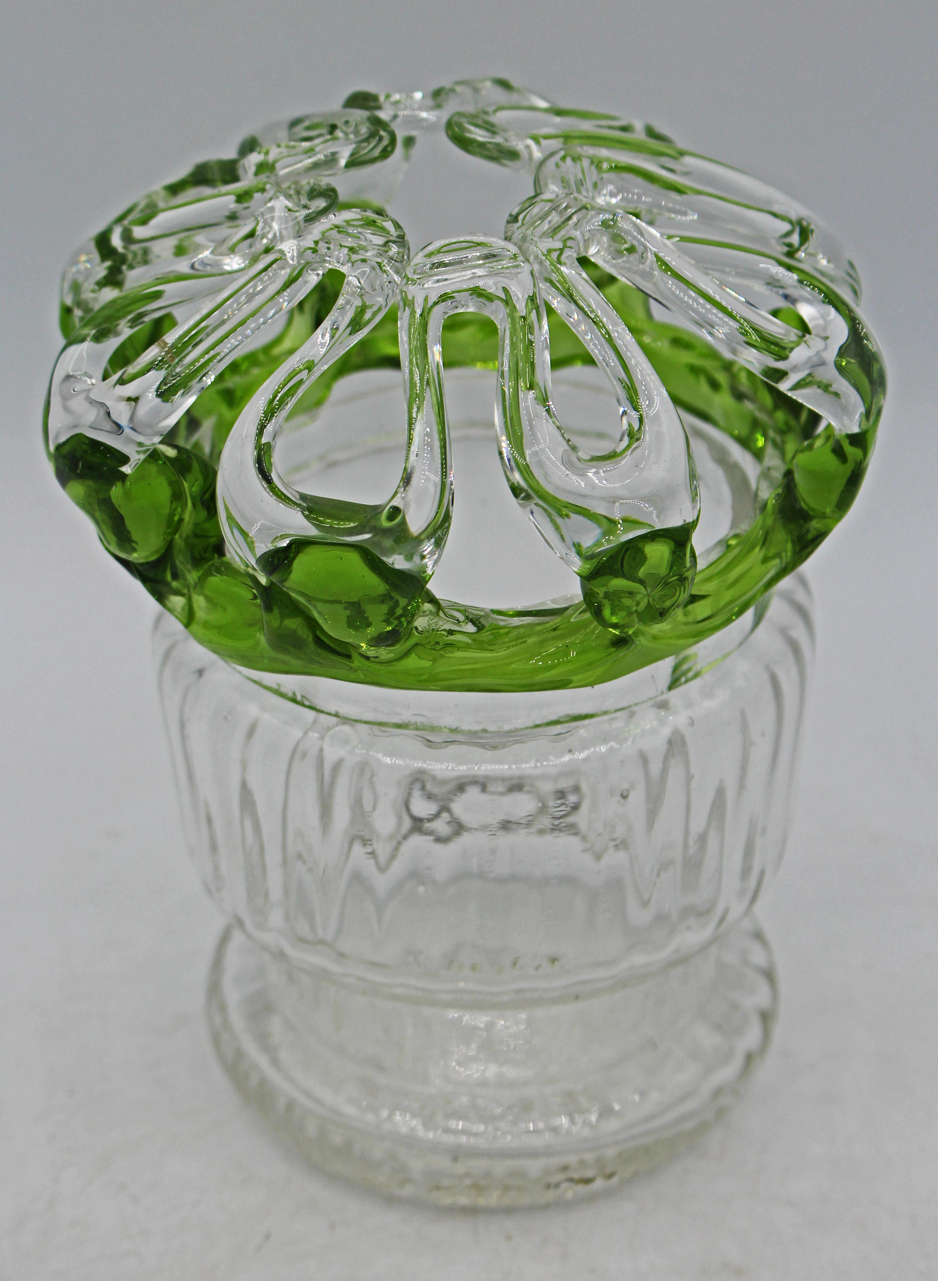 Banca della sposa vittoriana soffiata e soffiata a stampo, anglo-americana. Si trattava di regali di nozze con denaro infilato all'interno e infilato nei passanti superiori. Lo stampo inferiore è soffiato; quello superiore è soffiato a bocca libera