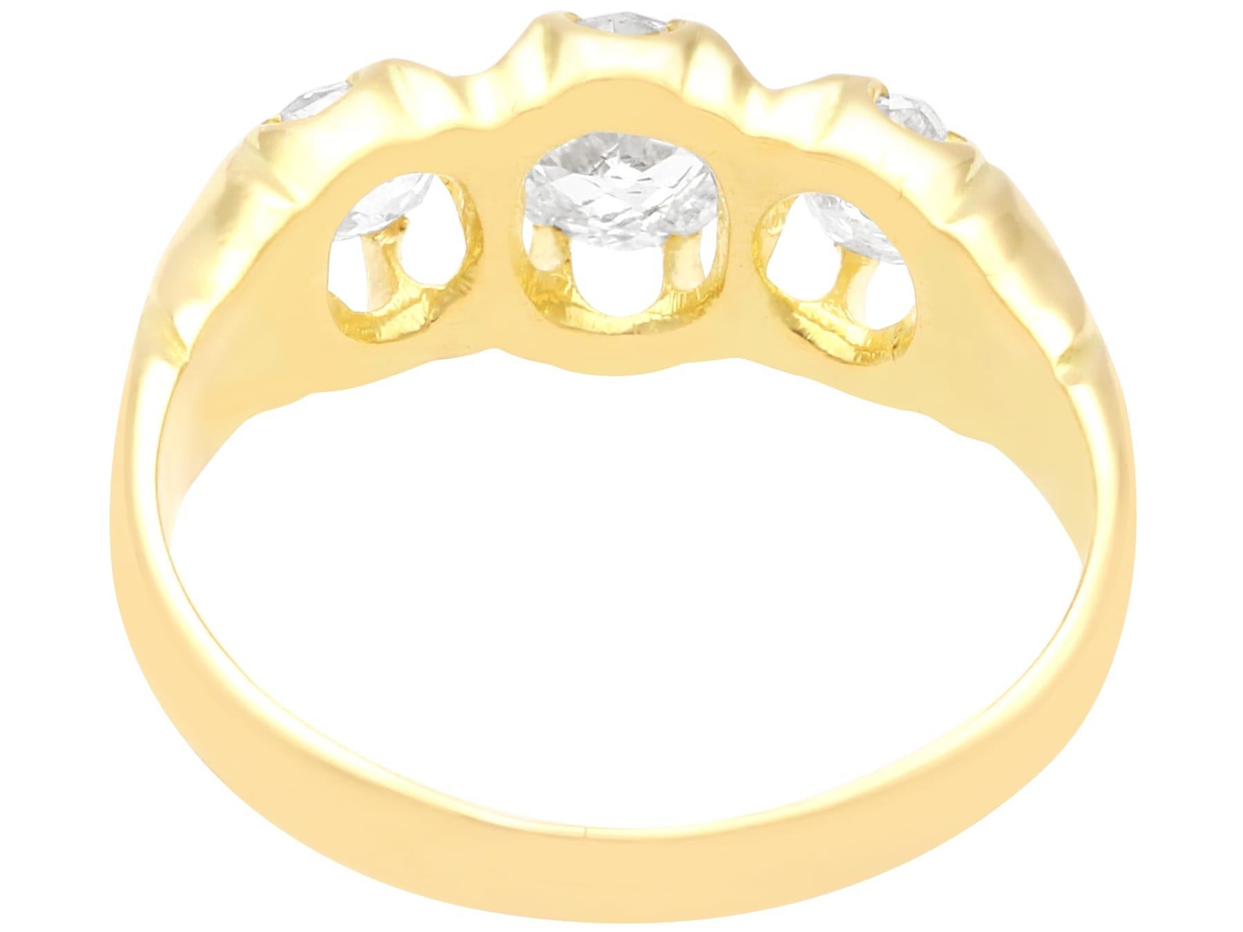 Taille vieille Europe Bague trilogie victorienne en or jaune 15 carats avec diamants de 0,88 carat en vente