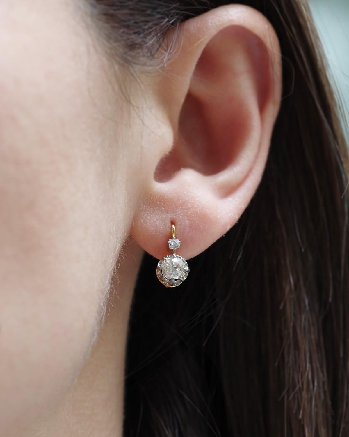 Orecchini francesi con diamante da 0,90 carati in oro giallo 18 carati e platino. Orecchini Sleeper con diamanti taglio cuscino e taglio antico da 0,40 carati ciascuno, sormontati da un diamante da 0,05 carati. Orecchini antichi, circa 1890-1900,