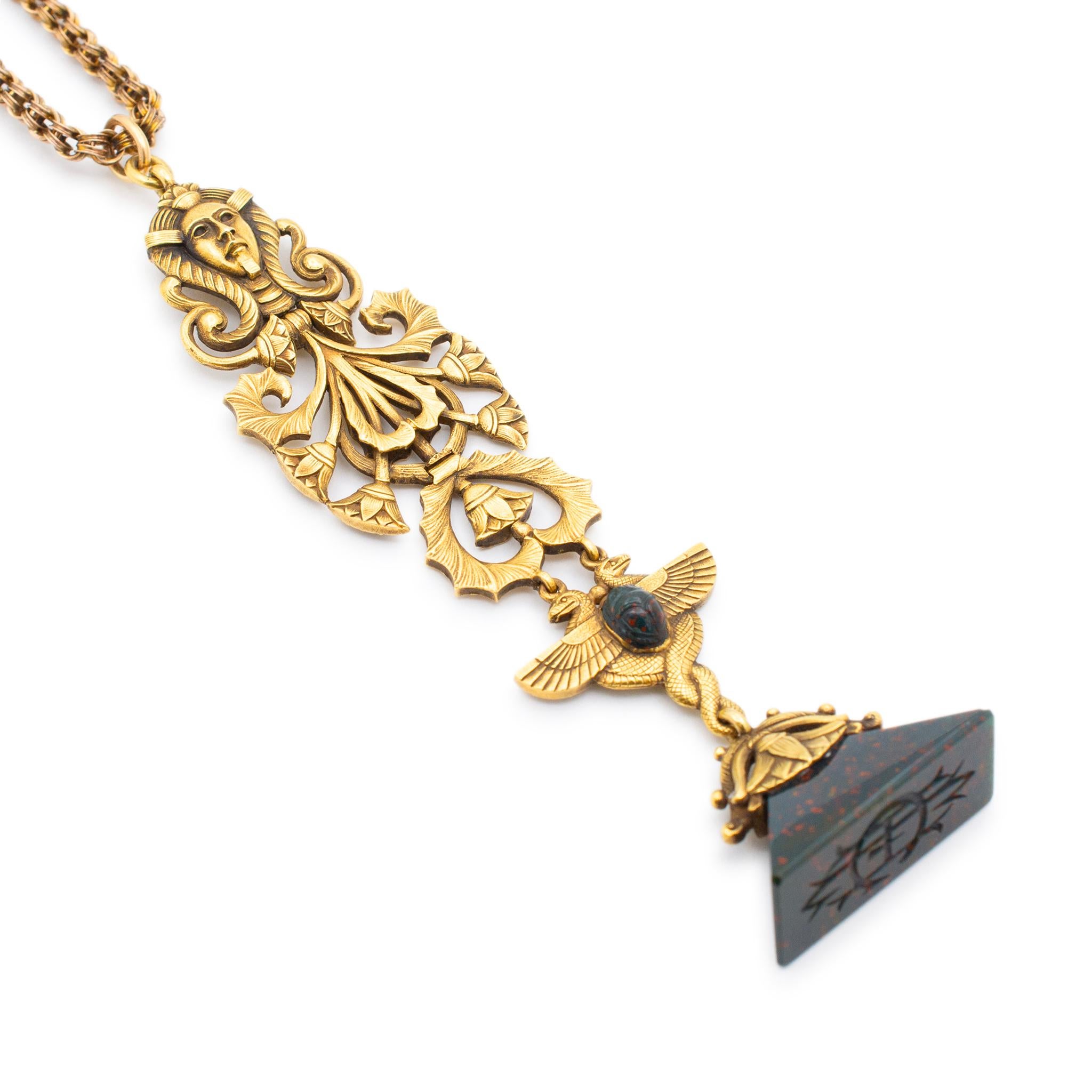 Collier pendentif victorien ancien en or jaune 21 carats de style égyptien Unisexe en vente